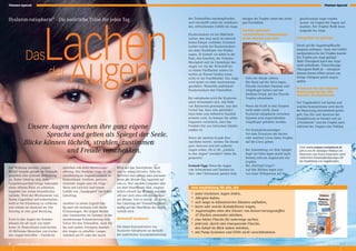 ratiopharm I 02.2016 7
Themen-SpecialThemen-Special
6 ratiopharm I 02.2016
Ihre Empfehlung für alle, die
>	 unter trockenen Augen leiden,
>	 Allergien haben,
>	 sich lange in klimatisierten Räumen aufhalten,
>	 harte oder weiche Kontaktlinsen tragen,
>  Augentropfen ohne den Einsatz von Konservierungsstoffen
	 12 Wochen anwenden möchten,
>	 eine kleine Flasche für unterwegs suchen,
>	 jederzeit, durch eine transparente Flasche,
	 den Inhalt im Blick haben möchten,
>	 mit Pump-Systemen und EDOs nicht zurechtkommen.
Hyaluron-ratiopharm® - Die natürliche Träne für jeden Tag
  Unsere Augen sprechen ihre ganz eigene
            Sprache und gelten als Spiegel der Seele.
Blicke können lächeln, strahlen, zustimmen
	 	            und Freude verschenken.
DasLachender Augen
Der Wirkung unserer „Augen-
Blicke“ kommt gerade im Verkaufs-
gespräch eine zentrale Bedeutung
zu. Daher lohnt es sich, dem
Gesprächspartner einige Sekunden
einen offenen Blick zu schenken,
begleitet von einem freundlichen
Lächeln. Wird der Blickkontakt von
Ihrem Gegenüber aufrechterhalten,
weiß er die Einladung zu schätzen
und nimmt sie dankend an: Der
Einstieg in eine gute Beratung.
Doch in den Augen der Kunden
können Sie oft noch viel mehr
lesen: In Deutschland sind bereits
10 Millionen Menschen von trocke-
nen Augen betroffen – Fachärzte
sprechen von einer Benetzungs-
störung. Das trockene Auge ist die
zweithäufigste Augenkrankheit in
Deutschland. Gerötete, gereizte,
tränende Augen sind die Folge –
Meist mit Juckreiz und einem
Gefühl wie „Sandpapier“ bei jedem
Lidschlag.
Auslöser ist neben Zugluft häu-
fig auch die trockene Luft durch
Klimaanlagen. Bei langen Reisen
oder Autofahrten im Sommer ist die
stundenlange Klimatisierung eine
Tortur für den Tränenfilm. Auch Pol-
len und andere Allergene machen
den Augen zu schaffen. Langes
Arbeiten am PC oder der starre
Blick auf das Smartphone, lässt
uns zu wenig blinzeln. Zehn bis
fünfzehn mal schlägt man normaler-
weise pro Minute das Augenlid auf
und zu. Wer vor dem Computer oder
vor dem Smartphone sitzt, vergisst
jedoch schnell das Blinzeln und blin-
zelt nur noch etwa ein- bis zweimal
pro Minute. Viel zu wenig - da durch
den Lidschlag der Tränenfilm gleich-
mäßig auf der Oberfläche der Augen
verteilt wird.
Wirkstoff Hyaluron
Die Ionen-Konzentration von
Hyaluron-ratiopharm ist deshalb
der natürlichen Zusammensetzung
des Tränenfilms nachempfunden
und verschafft sofort ein wohltuen-
des, erfrischendes Gefühl im Auge.
Hyaluronsäure ist ein Mehrfach-
zucker, den man auch im mensch-
lichen Körper vorfindet. Erstmals
isoliert wurde die Hyaluronsäure
aus dem Glaskörper von Rinder-
augen. Er kommt vor allem in der
Haut, den Knochen, der Gelenks-
flüssigkeit und im Glaskörper des
Auges vor. Da der Wirkstoff bis
zu einem Fünffachen seines Ge-
wichts an Wasser binden kann,
wirkt er als Feuchthalter. Das Auge
wird damit vor dem Austrocknen
geschützt. Weiterhin stabilisiert
Hyaluronsäure den Tränenfilm.
Bei ratiopharm wird die Hyaluron-
säure fermentativ (d.h. mit Hilfe
von Bakterien) gewonnen, was den
Vorteil hat, dass eine gleichblei-
bend hohe und definierte Qualität
erreicht wird. So können Sie selbst
Veganern versichern, dass das
Produkt frei von tierischen Inhalts-
stoffen ist.
Wenn der nächste Kunde Ihre
Apotheke betritt, werden Sie diesen
ganz bewusst und mit anderen
Augen sehen. Ob er Ihr „Lächeln
in den Augen“ erwidert? Seien Sie
gespannt!
Freizeit-Tipp: Wenn die Augen
vom Schwimmen und Tauchen im
Salz- oder Chlorwasser gereizt sind,
bringen die Tropfen sofort den richti-
gen Durchblick.
Perfekt getropft -
verschiedene Anwendungs-
arten führen zum Ziel:
-	 Falls die Hände zittern:
	 Die Hand auf die Stirn legen,
	 Flasche zwischen Daumen und
Zeigefinger halten und mit
leichtem Druck auf die Flasche
Tropfen entnehmen.
-	 Wenn die Kraft in den Fingern
nicht mehr reicht, kann
	 Hyaluron-ratiopharm zwischen
Daumen und angewinkelten
	 Zeigefinger gehalten werden.
-	 Für Kontaktlinsenträger:
	 Vor dem Einsetzen der harten
oder weichen Linse einen Tropfen
auf die Linse geben.
-	 Bei Anwendung vor dem Spiegel:
Kopf zur Seite legen (nicht nach
hinten) und am Augenrand ein-
tropfen.
-	 Bei „Eintropf-Angst“:
	 Auf den Rücken legen und
	 von einer Hilfsperson auf das
	 geschlossene Auge tropfen
	 lassen. Im Liegen die Augen auf-
	 machen. Der Tropfen fließt dann
langsam ins Auge.
Feingefühl ist gefragt:
Druck auf die Augentropfflasche
langsam aufbauen - dann mit Gefühl
nachjustieren bis der Tropfen kommt
Ein Tropfen pro Auge genügt!
Mehr Flüssigkeit kann das Auge
nicht aufnehmen. Überschüssige
Flüssigkeit fließt ab – Allergiker
können diesen Effekt nutzen um
lästige Allergene gleich wegzu-
spülen.
Praktisch für die tägliche
Benetzung harter und
weicher Kontaktlinsen
Der Tragekomfort von harten und
weichen Kontaktlinsen wird durch
die Benetzung entscheidend gestei-
gert. Das Ein- und Absetzen der
Kontaktlinsen ist leichter und als
„Frischekick“ sind die Tropfen auch
während des Tragens eine Wohltat.
Unter www.campus-ratiopharm.de
gibt es ein 20- minütiges Webinar mit
Hinweisen zum Praxis Know-How sowie
zahlreichen Kommunikationstipps für
die Empfehlung von Augentropfen.
 