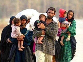 1. Medo do fracasso:
Jesus garante: Apesar das
provocações e dificuldades,
a sua mensagem se difundirá
e transformará o mundo...
2. Medo da morte:
Jesus afirma que decisivo
não é a morte física,
mas perder a vida definitiva.
3. Medo pela sobrevivência:
Jesus convida os discípulos
a terem confiança na Providência.
Duas imagens ilustram
a solicitude de Deus :
Os pássaros de que Deus cuida
e os cabelos que Deus conta...
Se Deus cuida dos pássaros...
tanto mais dos discípulos
do seu Filho...
 