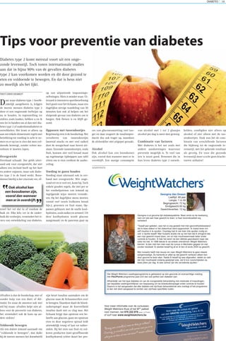 Daar waar diabetes type 1 hoofd-
zakelijk aangeboren is, krijgen
de meeste mensen diabetes type 2
door er een ongezonde leefwijze op
na te houden. In tegenstelling tot
ziektes zoals kanker, hebben u en ik
ons lot in handen om al dan niet dia-
betes type 2 of ouderdomsdiabetes te
ontwikkelen. Het komt er alleen op
aan om enkele elementaire regels met
betrekking tot voeding in acht te ne-
men en er op toe te zien dat men vol-
doende beweegt, zonder echter ma-
rathons te moeten lopen.
Overgewicht
Overdaad schaadt. Dat geldt uiter-
aard ook voor overgewicht, dat niet
alleen een invloed heeft op het hart
en andere organen, maar ook diabe-
tes type 2 in de hand werkt. Boos-
doener hierbij is het viscerale vet, of-
tewel het vet dat in of rondom de
buik zit. Elke kilo vet in de onder-
buik die verdwijnt, vermindert het ri-
sico van ontwikkeling van diabetes.
Afvallen is dus de boodschap, met of
zonder hulp van een dieet of dië-
tist(e). En waar de meesten ook niet
stil bij staan: afvallen helpt niet al-
leen voor de preventie van diabetes,
het vermindert ook de kans op an-
dere ziektes!
Voldoende bewegen
Als een dokter iemand aanraadt om
“voldoende te bewegen”, dan duikt
bij de meeste mensen het doembeeld
op van uitputtende inspannings-
oefeningen. Niets is minder waar. Ui-
teraard is intensieve sportbeoefening
heel goed voor het lichaam, maar een
dagelijkse stevige wandeling van 30
minuten kan ook al helpen om het
sluipende gevaar van diabetes om te
buigen. Ook fietsen is en blijft ge-
zond.
Oppassen met tussendoortjes
Regelmatig eten is de boodschap. Het
verorberen van tussendoortjes
(meestal snacks en met veel suiker)
doet de weegschaal naar boven uit-
slaan. Gezonde tussendoortjes, zoals
fruit, kunnen niet veel kwaad maar
op regelmatige tijdstippen aan tafel
zitten om te eten verdient de aanbe-
veling.
Voeding in gaten houden
Voeding staat uiteraard ook in ver-
band met overgewicht. Wie onge-
zond eet en te veel eet, komt bij. Toch
enkele gouden regels, die niet per se
het voedselpatroon van iemand op
ingrijpende wijze moeten verande-
ren. Op het dagelijkse menu moeten
vooral veel vezels (volkoren brood
bijv.), groenten en fruit staan. Op-
passen geblazen met de snelle kool-
hydraten, zoals suiker en zetmeel. Uit
deze koolhydraten wordt glucose
aangemaakt en de pancreas gaat op
zijn beurt insuline aanmaken om de
glucose naar de lichaamscellen over
te brengen. Daardoor daalt de bloed-
suikerspiegel maar de hoeveelheid
insuline daalt niet zo vlug mee. Het
lichaam krijgt dan opnieuw een be-
hoefte aan glucose, gaan we opnieuw
eten en deze negatieve spiraal leidt
uiteindelijk vroeg of laat tot suiker-
ziekte. Bij het eten van fruit en vol-
koren producten (niet-geraffineerde
koolhydraten) echter duurt het pro-
ces van glucoseomzetting veel lan-
ger en daar reageert de insulinepro-
ductie dus ook trager op, waardoor
de alvleesklier niet uitgeput geraakt.
Alcohol
Ook alcohol kan een boosdoener
zijn, vooral dan wanneer men er in
overdrijft. Een matige consumptie
van alcohol met 1 tot 2 glaasjes
alcohol per dag is meer dan genoeg.
Combinatie van factoren
Met diabetes is het net zoals met
andere aandoeningen waarvoor
preventie mogelijk is. Te veel van
iets is nooit goed. Personen die in
hun leven diabetes type 2 ontwik-
kelden, zondigden niet alleen op
alcohol of niet alleen met de tus-
sendoortjes. Vaak was het de com-
binatie van verschillende factoren
die bijdroeg tot de ongezonde le-
vensstijl, met het gekende resultaat
als gevolg. En voor die gezonde
levensstijl moet u echt geen kracht-
toeren uithalen!
DIABETES 19
Tips voor preventie van diabetes
Diabetes type 2 komt meestal voort uit een onge-
zonde levensstijl. Toch tonen internationale studies
aan dat in bijna 90% van de gevallen diabetes
type 2 kan voorkomen worden en dit door gezond te
eten en voldoende te bewegen. En dat is heus niet
zo moeilijk als het lijkt.
Speel ze kwijt, voor altijd.
p llSpeel ze kwijt, voor altijd.
Kom naar de cursus en geniet
van een GRATIS inschrijving, t.w.v. € 15.
*De cursusbijdrage is in beide gevallen € 10. Aanbod niet cumuleer-
baar, geldig van 2/1 tot 16/2/2008, op vertoon van deze bon.
Probeer een halfuurtje eerder te komen.
Georgina Van Onsem
Leeftijd: 68 jaar
Lengte: 1 m 49
Begingewicht: 72 kg
Eindgewicht 60 kg
Gewichtsverlies: 12 kg
Georgina is al geruime tijd diabetespatiënte. Maar sinds ze de beslissing
nam om iets aan haar gewicht te doen, is haar levenskwaliteit erg
verbeterd.
“Twaalf jaar geleden, was het zo erg gesteld met mijn gezondheidstoestand
dat ik twee weken in het ziekenhuis werd opgenomen. Ik moest leren om
zelf insuline in te spuiten. Overdag had ik vier keer drie spuiten nodig en
ook ’s nachts twaalf. Mijn huisarts drukte me op het hart dat ik dringend iets
aan mijn gewicht moest doen, om zo mijn insulineaanmaak beter onder
controle te houden. Ik heb het eerst via een diëtiste geprobeerd maar dat
lukte me niet. In 1998 leerde ik via enkele vriendinnen Weight Watchers
kennen. Ik ben met hen mee naar de cursus in Mechelen gegaan en niet
zonder resultaat. Ik slankte twaalf kg af en ik ben al sinds 2004 op gewicht.
Mijn huisarts heeft mijn keuze om naar Weight Watchers te gaan steeds
aangemoedigd. Ze hamerde er altijd op dat gewicht verliezen alleen kan
door gezond te leren eten. Nadat ik twaalf kg was afgevallen, stelde ze vast
dat mijn insulinepeil zodanig gewijzigd was, dat ik kon overschakelen op
twee pillen per dag. Ik was verlost van die vervelende spuiten.”
Het Weight Watchers voedingsprogramma is gebaseerd op een gezonde en evenwichtige voeding.
Het FlexiPoints programma past zich dan ook perfect aan diabeten aan.
Afhankelijk van het type diabetes en van de voorgestelde behandeling met medicatie of inspuitingen,
zijn bepaalde voedingsrichtlijnen van toepassing om de bloedsuikerspiegel onder controle te houden.
Daarom is het aangeraden dat elke diabeet met zijn/haar behandelende arts overlegt of het programma
Voor meer informatie over de cursussen,
Weight Watchers thuis of het MP5
pakket
voor mannen, bel 070 222 876 (max.: 0,17/min)
of surf naar www.weightwatchers.be
Breng een vriend(in) mee en kies je cadeau!
Overtuig je vriend(in) om zich samen met jou in te
schrijven en kies uit een van onze 7 mooie cadeaus.
ADVERTENTIE
TEKST:DAVID DESMEDT
Ook alcohol kan
een boosdoener zijn,
vooral dan wanneer
men er in overdrijft.
”
”
 