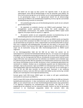 Onderzoek project Noordoevers 40 onafhankelijke onderzoekscommissie Drechtsteden
het beleid van de regio op deze punten het regionale kader. In de taak van
opdrachtgever stemt DSB de beleidsstrategie af met de verbonden partij ROM-D. De
focus bij de aansturing ligt dan op het behalen van de maatschappelijke doelstellingen
en de gerealiseerde output. In de eigenaarstaak betreft het de beheersmatige
aansturing van ROM-D in de aandeelhoudersvergadering. De focus ligt dan voornamelijk
op bedrijfsvoering, financiën en continuïteit.
• Het aandeelhoudersschap van de Drechtstedengemeenten wordt via een volmacht
gecentraliseerd bij DSB.
• De organisatie en juridische structuur van ROM-D wordt gewijzigd. Taken en
bevoegdheden worden gescheiden. De huidige RvC wordt vervangen door
onafhankelijke commissarissen. Het publiek investeringsfonds ROM-D Capital wordt
opgericht. Per project wordt een aparte C.V. opgericht.
• 58 projecten worden via een vastgestelde procedure via besluitvorming van de
Drechtstedengemeenten en de Drechtraad over gedragen aan ROM-D.
De GRD vervult gedurende de onderzoeksperiode ten aanzien van ROM-D slechts een beperkte
rol. Op 12 januari 2012 constateert het DSB in het kader van het sturingsmodel dat de kaders
van de beslisnotitie op zich goed zijn. Echter, implementatie van de beslisnotitie heeft 12 januari
2012 niet in voldoende mate plaatsgevonden. Dit geldt voor alle spelers in het proces: GRD,
gemeenten en ROM-D. Op 12 januari 2012 krijgt de regiosecretaris van DSB de opdracht om te
zorgen dat de beslisnotitie alsnog door DSB, Drechtstedengemeenten en ROM-D wordt
uitgevoerd.
Uit de interviewgesprekken blijkt dat het DSB tot op heden ten aanzien van de
opdrachtgeversrol uitsluitend het beleidskaderstellende deel (m.n. ten aanzien van de regionale
woningbouw- en bedrijventerreinenprogrammering) invult. Op 12 januari 2012 concludeert DSB
in het kader van het sturingsmodel dat DSB een onvoldoende sturende positie heeft.Dit wordt
volgens DSB onder meer veroorzaakt door het ontbreken van (middelen voor) ambtelijke regie
en ondersteuning bij de GRD. Met het vaststellen van de Beslisnotitie ontstond een nieuwe taak
voor Bureau Drechtsteden binnen de GRD. Het Bureau is hierin onvoldoende gefaciliteerd met
menskracht en middelen. Hierdoor was er onvoldoende capaciteit voor de implementatie van
spelregels, regie op de processen, regie op de ROM-D en ondersteuning van het bestuur. Uit de
interviewgesprekken blijkt dat bovenstaande reden ook anno 2014 één van de verklaringen is
voor het feit dat DSB deze sturende rol beperkt invult. Daarnaast is een verklaring
datgemeenten en bestuur ook anno 2014 een andere kijk hebben op deze aansturing; namelijk
dat deze zich moet beperken tot de regionale beleidsvorming.
Formeel gezien heeft DSB binnen ROM-D geen rol, omdat ze zelf geen aandeelhouder,
commandiet of commissaris van ROM-D is.
Vanaf 13 maart 2012 sluiten de Drechtstedengemeenten met het DSB van de GRD een Volmacht
Aandeelhoudersovereenkomst. In deze overeenkomst wordt afgesproken dat het DSB bij de
afgifte van een volmacht door een of meer Drechtstedengemeentennamens deze gemeente(n)
in de Algemene Vergadering van Aandeelhouders mag optreden. Het DSB zal in deze
vergadering bij het uitoefenen van het stemrecht handelen conform het door de gemeenten
(eventueel in de Drechtraad) vastgestelde beleid. De volmacht dient elke
 
