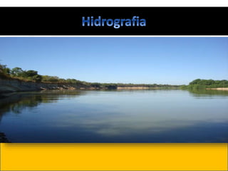 • Os rios que fazem parte da caatinga brasileira são, em maioria, intermitentes ou
temporários, isto quer dizer que estes rios secam em períodos em que não chove.
No caso deste bioma, onde há escassez de chuva durante maior parte do ano, os
rios que nascem na região ficam secos por longos períodos.
• O lençol freático é muito pobre, pois o solo da caatinga (cristalino) é pouco
permeável, dificultando a infiltração da água, que permanece na superfície,
porém é logo evaporada devida à alta temperatura média da região. A maioria
dos rios é de planalto, e o rio que corta a região é o São Francisco que tem um
grande destaque nessa região e é a principal bacia da caatinga.
• Os principais afluentes da caatinga são: Rio Corrente , Rio das Velhas, Rio
Grande, Rio Jacaré, Rio Paracatu, Rio Paramirim, Rio Urucuia, Rio Verde Grande e
Rio Carinhanha.
 