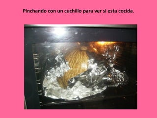 Pinchando con un cuchillo para ver si esta cocida.
 