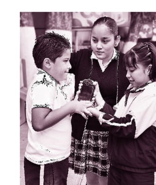 7RWDOLGDG /DV RUJDQL]DFLRQHV HVFRODUHV QR VRQ XQ FRQ
MXQWR GH LQWHUDFFLRQHV VLQR OD VXPD GH VXV SDUWHV (VWD
WRWDOLGDG HV OD XQLGDG VLVWpPLFD 6XV FDUDFWHUtVWLFDV
VRQ GLVWLQWDV D ODV SURSLHGDGHV GH FDGD XQR GH VXV FRP
SRQHQWHV SHUR OR TXH OH RFXUUH D FDGD FRPSRQHQWH DIHFWD
D ORV RWURV LQFOXVR SXHGH FDXVDU XQD WUDQVIRUPDFLyQ FRP
SOHWD GHO VLVWHPD (Q OD FRQYHUVDFLyQ GH 0DULR  RODQGD
HQ OD (VFXHOD $OPHQGULWDV HV SRVLEOH LGHQWLÀFDU HYLGHQFLDV
GH OD WHRUtD GH VLVWHPDV ´(V HYLGHQWH TXH QR KD WUDEDMDGR
HQ XQD HVFXHOD TXH IXQFLRQD SURIHVRUD RODQGD 3DUD XVWHG
HO PRGR GH UHODFLRQDUVH FRQ ORV HVWXGLDQWHV HV QRUPDO HV OR
7 Para profundizar en la teoría sistémica se recomienda al lector revisar autores como: Ludwig
von Bertalanffy; Paul Watzlawick; Virginia Satir; Humberto Maturana y Francisco Varela.
/DV RUJDQL]DFLRQHV
HVFRODUHV QR VRQ
XQ FRQMXQWR GH
LQWHUDFFLRQHV VLQR OD
VXPD GH VXV SDUWHV
 