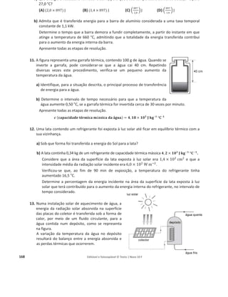 164 Editável e fotocopiável © Texto | Novo 10 F
(ii) Os alunos determinaram um coeficiente de restituição de 0,76 na colisão de uma bola X com
o solo e um coeficiente de restituição de 0,65 na colisão de uma bola Y com o solo.
Estes resultados permitem concluir que, em cada ressalto,
(A) cerca de 76% da energia mecânica do sistema bola X + Terra é dissipada na colisão
com o solo.
(B) a energia mecânica inicial é menor no caso do sistema bola Y + Terra.
(C) cerca de 35% da energia mecânica do sistema bola Y + Terra é dissipada na colisão
com o solo.
(D) a percentagem da energia mecânica dissipada na colisão com o solo é menor no caso
do sistema bola X + Terra.
29.
Eis-nos diante desse divertimento popular chamado montanha-russa. Um carrinho, levado ao
ponto mais alto de uma linha de carris e aí abandonado à força da gravidade, cai, subindo e
descendo depois pela linha fantasticamente curva, dando aos que vão dentro dele todas as sensações
violentas das súbitas mudanças de velocidade… Partindo sempre do ponto mais alto, situado, por
exemplo, a cem metros do chão, em parte nenhuma do percurso alcança ponto mais alto do que
aquele.
Vamos supor que alguém descobriu como eliminar totalmente as forças dissipativas e quer
aplicar a sua descoberta à construção de uma montanha-russa. Nessa construção, deve seguir uma
regra muito simples: não deve haver pontos situados a uma altura superior à do ponto de partida,
embora a linha de carris possa ter qualquer comprimento. Se o carrinho puder mover-se livremente
até ao final da linha de carris, poderá, no seu percurso, atingir várias vezes cem metros de altura,
mas nunca poderá ultrapassar esse valor.
Nas montanhas-russas reais, não será assim: depois de abandonado, o carrinho nunca atingirá a
altura do ponto de partida, devido à ação das forças dissipativas.
A. Einstein, L. Infeld, A Evolução da Física, Lisboa,
Livros do Brasil, pp. 43-45 (adaptado)
a) Um carrinho, abandonado no ponto mais alto da linha de carris de uma montanha-russa em
que as forças dissipativas tenham sido totalmente eliminadas, passa no ponto mais baixo
dessa linha, situado ao nível do chão, com uma velocidade cujo módulo é
(A) diretamente proporcional à energia mecânica inicial do sistema carrinho + Terra.
(B) diretamente proporcional à altura do ponto de partida.
(C) independente da massa do carrinho.
(D) independente do módulo da aceleração gravítica local.
b) O trabalho realizado pelo peso do carrinho, entre o ponto de partida e o final da linha de
carris,
(A) é independente do comprimento da linha de carris.
(B) depende do número de vezes que o carrinho atinge o ponto mais alto.
(C) é independente da massa do carrinho.
(D) depende da intensidade das forças dissipativas que atuem no carrinho.
c) Explique porque é que, nas montanhas-russas reais, «depois de abandonado, o carrinho
nunca atingirá a altura do ponto de partida».
 