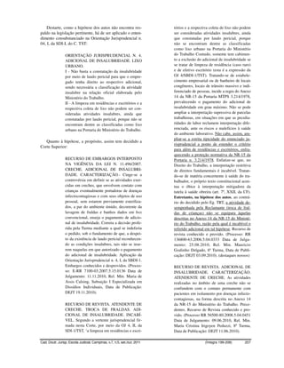Destarte, como a hipótese dos autos não encontra res-                 tórios e a respectiva coleta de lixo não podem
paldo na legislação pertinente, há de ser aplicado o enten-               ser consideradas atividades insalubres, ainda
dimento consubstanciado na Orientação Jurisprudencial n.                  que constatadas por laudo pericial, porque
04, I, da SDI-I, do C. TST:                                               não se encontram dentre as classificadas
                                                                          como lixo urbano na Portaria do Ministério
                 ORIENTAÇÃO JURISPRUDENCIAL N. 4.                         do Trabalho Contudo, somente tem cabimen-
                 ADICIONAL DE INSALUBRIDADE. LIXO                         to a exclusão do adicional de insalubridade se
                 URBANO.                                                  se tratar de limpeza de residência (caso raro)
                 I - Não basta a constatação da insalubridade             e de efetivo escritório (esta é a expressão da
                 por meio de laudo pericial para que o empre-             OJ 4/SBDI-1/TST). Tratando-se de estabele-
                 gado tenha direito ao respectivo adicional,              cimento empresarial ou de banheiro de locais
                 sendo necessária a classificação da atividade            congêneres, locais de trânsito massivo e indi-
                 insalubre na relação oficial elaborada pelo              ferenciado de pessoas, incide a regra do Anexo
                 Ministério do Trabalho.                                  14 da NR-15 da Portaria MTPS 3.214/1978,
                 II - A limpeza em residências e escritórios e a          prevalecendo o pagamento do adicional de
                 respectiva coleta de lixo não podem ser con-             insalubridade em grau máximo. Não se pode
                 sideradas atividades insalubres, ainda que               ampliar a interpretação supressiva de parcelas
                 constatadas por laudo pericial, porque não se            trabalhistas, em situações em que as peculia-
                 encontram dentre as classificadas como lixo              ridades de labor reclamem interpretação dife-
                 urbano na Portaria do Ministério do Trabalho.            renciada, ante os riscos e malefícios à saúde
                                                                          do ambiente laborativo. Não cabe, assim, am-
                                                                          pliar-se a estrita tipicidade do enunciado ju-
   Quanto à hipótese, a propósito, assim tem decidido a
                                                                          risprudencial a ponto de estender o critério
Corte Superior:
                                                                          para além de residências e escritórios, enfra-
                                                                          quecendo a proteção normativa da NR-15 da
                 RECURSO DE EMBARGOS INTERPOSTO                           Portaria n. 3.214/1978. Enfatize-se que, no
                 NA VIGÊNCIA DA LEI N. 11.496/2007.                       Direito do Trabalho, a interpretação restritiva
                 CRECHE. ADICIONAL DE INSALUBRI-                          de direitos fundamentais é incabível. Tratan-
                 DADE. CARACTERIZAÇÃO.- Cinge-se a                        do-se de matéria concernente à saúde do tra-
                 controvérsia em definir se as atividades exer-           balhador, o próprio texto constitucional acen-
                 cidas em creches, que envolvem contato com               tua o óbice à interpretação mitigadora da
                 crianças eventualmente portadoras de doenças             tutela à saúde obreira (art. 7º, XXII, da CF).
                 infectocontagiosas e com seus objetos de uso             Entretanto, na hipótese dos autos, ao contrá-
                 pessoal, sem estarem previamente esteriliza-             rio do decidido pelo Eg. TRT, a atividade de-
                 dos, a par do ambiente úmido, decorrente da              sempenhada pela Reclamante (troca de fral-
                 lavagem de fraldas e banhos dados em box                 das de crianças) não se equipara àquelas
                 convencional, enseja o pagamento de adicio-              descritas no Anexo 14 da NR-15 do Ministé-
                 nal de insalubridade. Correta a decisão profe-           rio do Trabalho, razão pela qual é incabível o
                 rida pela Turma mediante a qual se indeferiu             referido adicional em tal hipótese. Recurso de
                 o pedido, sob o fundamento de que, a despei-             revista conhecido e provido. (Processo: RR
                 to da existência de laudo pericial reconhecen-           136800-63.2006.5.04.0333 Data de Julga-
                 do as condições insalubres, tais não se inse-            mento: 25.08.2010, Rel. Min. Mauricio
                 rem naquelas em que autorizado o pagamento               Godinho Delgado, 6ª Turma, Data de Publi-
                 do adicional de insalubridade. Aplicação da              cação: DEJT 03.09.2010). (destaques nossos)
                 Orientação Jurisprudencial n. 4, I, da SBDI-1.
                 Embargos conhecidos e desprovidos. (Proces-              RECURSO DE REVISTA. ADICIONAL DE
                 so: E-RR 7100-03.2007.5.15.0136 Data de                  INSALUBRIDADE. CARACTERIZAÇÃO.
                 Julgamento: 11.11.2010, Rel. Min. Maria de               ATENDENTE DE CRECHE. As atividades
                 Assis Calsing, Subseção I Especializada em               realizadas no âmbito de uma creche não se
                 Dissídios Individuais, Data de Publicação:               confundem com o contato permanente com
                 DEJT 19.11.2010).                                        pacientes em isolamento por doenças infecto-
                                                                          contagiosas, na forma descrita no Anexo 14
                 RECURSO DE REVISTA. ATENDENTE DE                         da NR-15 do Ministério do Trabalho. Prece-
                 CRECHE. TROCA DE FRALDAS. ADI-                           dentes. Recurso de Revista conhecido e pro-
                 CIONAL DE INSALUBRIDADE. INCABÍ-                         vido. (Processo RR 56500-80.2008.5.04.0451
                 VEL. Segundo a vertente jurisprudencial fir-             Data de Julgamento: 09.06.2010, Rel. Min.
                 mada nesta Corte, por meio da OJ 4, II, da               Maria Cristina Irigoyen Peduzzi, 8ª Turma,
                 SDI-1/TST, ‘a limpeza em residências e escri-            Data de Publicação: DEJT 11.06.2010).

Cad. Doutr. Jurisp. Escola Judicial, Campinas, v.7, n.5, set./out. 2011                      (Íntegra 199-208)       207
 