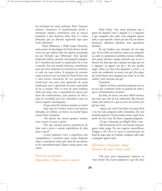 32-45-pacienteimpacientemodi:32-45-pacienteimpacientemodi.qxd

7/11/2007

fez revolução em canto nenhum. Nem „espontaneísmoÊ, tampouco. A transformação social, a
revolução, implica convivência com as massas
populares e não distância delas. Esse é o outro
princípio que eu deixaria registrado aqui para
vocês refletirem‰.
Paulo Meksenas e Nilda Lopes Penteado,
neste ponto da abordagem de Paulo Freire, desafiavam aos que tinham lido seu registro, propondo
em seu ÂlivrinhoÊ que ÂrefletissemÊ. Esta ÂparadaÊ
propunha refletir, gerando interrogações (perguntar o mundo), buscando as implicações de si com
o mundo. Em um sentido freireano, contribuiria
para um novo despertar da consciência, tornandose cada vez mais crítica. A proposta de comunicação acessível com um texto de Paulo Freire não
é uma leitura ilustrativa do seu pensamento
intelectual, mas para uma apreensão da nossa
implicação, para a apreensão de nossa capacidade
de ler o mundo. Não se trata de mais erudição
sobre um tema, mas a capacidade de operar, por
meio do conhecimento, com práticas de vida e
ação na sociedade, por isso, reproduzo, mais ou
menos aquelas interrogações:
- O que mais lhe chamou atenção no texto?
- Que tipo de vivência temos com pessoas
alienadas, no ônibus, no bairro, na escola? Quais
seriam bons exemplos?
- Na prática dos nossos grupos, estamos
com o povo ou para o povo?
- Por que existem poucas experiências de
falar com o povo e muitas experiências de falar
para o povo?
- Como podemos viver a experiência dos
companheiros e escutá-los para, assim, despertar
neles a consciência crítica por meio de um processo de ação-reflexão-ação? Quais seriam pistas concretas?

17:40

Page 8

Paulo Freire: „um outro princípio que a
gente tira daquele ÂcomÊ e daquele ÂaÊ é o seguinte:
é que ninguém sabe tudo, nem ninguém ignora
tudo, o que equivale a dizer que não há, em termos
humanos, sabedoria absoluta, nem ignorância
absoluta.
Eu me lembro, por exemplo, de um jogo
que fiz no Chile, no interior, numa casa camponesa, onde os camponeses também estavam inibidos,
sem querer discutir comigo, dizendo que eu era o
doutor. Eu disse que não e propus um jogo que era
o seguinte: eu peguei um giz e fui pro quadro
negro. Disse: eu faço uma pergunta a vocês e, se
vocês não souberem, eu marco um gol. Em seguida, vocês fazem uma pergunta pra mim, se eu não
souber, vocês marcam um gol.
Continuei:
- Quem vai fazer a primeira pergunta sou eu,
eu vou dar o primeiro chute: eu gostaria de saber o
que é a hermenêutica socrática?
Eu disse, de início, esse treco difícil mesmo,
um treco que vem de um intelectual. Eles ficaram
rindo, não sabiam lá o que era isso. Aí eu botei um
gol pra mim.
- Agora, são vocês! Um deles se levanta de lá
e me faz uma pergunta sobre semeadura. Eu não
entendia pipocas! - Como semear num o quê? Aí eu
perdi, foi um a um. Eu disse a segunda pergunta:
- O que é alienação em Hegel? -Dois a um.
Eles levantaram de lá e me fizeram uma pergunta sobre praga. Foi um negócio maravilhoso.
Chegou a 10 a 10 e os caras se convenceram, no
final do jogo, que, na verdade, ninguém sabe tudo
e ninguém ignora tudo.

Elitismo e basismo, duas
formas de não „estar com‰

Terceiro princípio:
Aprender / Estar com o outro

„Há dois erros importantes relativos ao
Âestar dianteÊ das classes populares e que são duas

39

 