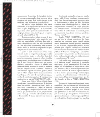 58-66-valla:58-66-valla.qxd

7/11/2007

18:10

Page 4

anteriormente. A destruição do barracão é símbolo
da postura das autoridades dessa época, ou seja, a
crença de que agindo desse modo estariam erradicando um grave problema de forma definitiva.
Ao lado do Parque Proletário, onde foram
construídas as casas populares, evidenciava-se a presença da igreja, do posto policial e da escola de educação física, fatores que foram complementados por
um programa mais sistemático. Segundo os registros
de Leeds & Leeds (1978, p. 39):
Todos os moradores tinham carteiras de identificação que apresentavam à noite nos portões guardados que eram fechados às 22 horas. Toda noite, às
nove, o administrador, dava um "chá" quando falava a um microfone aos moradores sobre acontecimentos do dia, e, aproveitava a oportunidade para
as lições morais que eram necessárias.
Como se pode apreender das idéias acima,
tem sido criado, na perspectiva da educação e saúde,
o preconceito em relação ao pobre. Essa discussão é
parte inerente de uma herança da cultura brasileira
que permanece imprimida na nossa sociedade até os
dias de hoje. Fantin (1997) demonstra isso quando
observa a contradição existente na relação entre
pobreza e sujeira, já que são os pobres os responsáveis pela limpeza das casas e cidades e a preparação
dos alimentos. Segundo essa autora, pode-se pensar
que os pobres limpam objetos e casas dos outros,
ficando para si "os restos da sujeira, do cansaço, da
revolta, da resistência, da cultura, da marca que cada
um imprime na sua vida" (FANTIN, 1997, p. 50).
Ainda nessa lógica, Velloso (2002) chama
atenção para a necessidade que temos de descartar
nosso lixo e evitar a aproximação com a sujeira, o
mau cheiro, a contaminação e a doença, e, nesse sentido, adverte para a marginalização social dos profissionais que trabalham com o lixo, estigmatizados
como aqueles que vivem das sobras da humanidade,
e denominados de modo pejorativo de lixeiros e
catadores.

Conforme já assinalado, ao falarmos em educação e saúde de cima para baixo, estamos nos referindo a um discurso, cuja origem provém dos setores dominantes da sociedade, que deixa determinadas idéias "no ar" levando a população a esperar um
comportamento submisso das classes populares.
Essa forma de abordar a educação e saúde ocorre em
várias esferas de conhecimento na sociedade, como
se evidencia na discussão em torno da questão do
"fracasso escolar".
Estudos (VALLA; HOLLANDA, 1994) indicam que entre as crianças provenientes das classes
populares que conseguem acesso à escola pública
poucas permanecem, tendo-se, portanto, uma elevada taxa de evasão e repetência na primeira série do
primeiro grau, chegando a atingir cerca da metade
dos alunos que se matriculam nos estabelecimentos
públicos do País. Isso ocorre porque a taxa de "fracasso escolar" é alta, como é o caso das crianças com
baixo rendimento, aprovadas com médias mínimas
e passando de ano "de raspão".
Hoje em dia existe um grande questionamento da noção de "evasão", porque ela dá a entender
que a criança sai por vontade própria da escola, seja
porque não se adapta a ela ou porque precisa conseguir trabalho. A noção mais abrangente nesse caso
seria a de "exclusão". A escola se organiza e funciona de tal maneira que não consegue contribuir para
a aquisição de conhecimentos ou melhoria de vida
desses alunos. O que acontece na prática é que eles
são obrigados a deixá-la (VALLA; HOLLANDA,
1994).
As causas do fracasso escolar ainda são pouco
conhecidas e um dos fatores que dificultam essa
compreensão se deve ao fato dele ser visto como
uma questão individual, própria de cada aluno e
seus "problemas". As altas taxas de fracasso indicam,
por si mesmas, que não podemos responsabilizar
apenas os alunos, pais e professores pelos problemas
da escola pública. Essa discussão, por sua grandeza,

61

 