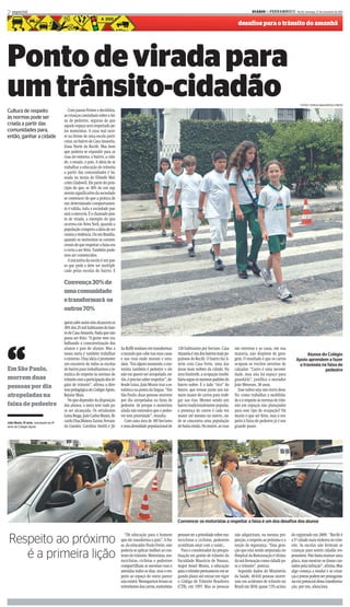 2 especial                                                                                                                                                           DIARIOd e P E R N A M B U C O - Recife, domingo, 27 de novembro de 2011
                                                                                                                                                                           d


                                                                                                                                                            desafios para o trânsito do amanhã




Ponto de virada para
um trânsito-cidadão                      Com passos firmes e decididos,
                                                                                                                                                                                                          FOTOS: TERESA MAIA/DP/D.A PRESS

Cultura de respeito
às normas pode ser                     as crianças caminham sobre a fai-
                                       xa de pedestre, seguras de que
criada a partir das                    aquele espaço será respeitado pe-
comunidades para,                      los motoristas. A cena real ocor-
então, ganhar a cidade                 re na frente de uma escola parti-
                                       cular, no bairro de Casa Amarela,
                                       Zona Norte do Recife. Mas bem
                                       que poderia se expandir para as
                                       ruas do entorno, o bairro, a cida-
                                       de, o estado, o país. A ideia de se
                                       trabalhar a educação do trânsito
                                       a partir das comunidades é ba-
                                       seada na teoria do filósofo Mal-
                                       colm Gladwell. Ele parte do prin-
                                       cípio de que, se 30% de um seg-
                                       mento significativo da sociedade
                                       se convencer de que a prática de
                                       um determinado comportamen-
                                       to é válida, toda a sociedade pas-
                                       sará a exerce-la. É o chamado pon-
                                       to de virada, a exemplo do que
                                       ocorreu em Nova York, quando a
                                       população comprou a ideia de ser
                                       contra a violência. Ou em Brasília,
                                       quando os motoristas se conven-
                                       ceram de que respeitar a faixa era
                                       o certo a ser feito. Também pode-
                                       mos ser convencidos.
                                         A iniciativa da escola é um pas-
                                       so que pode e deve ser multipli-
                                       cado pelas escolas do bairro. E

                                       Convença 30% de
                                       uma comunidade
                                       e transformará os
                                       outros 70%

                                       quem sabe assim elas alcancem os
                                       30% dos 25 mil habitantes do bair-
                                       ro de Casa Amarela. Nada que não




“
                                       possa ser feito. “A gente vem tra-
                                       balhando a conscientização dos
                                       alunos e pais de alunos. Mas a        lia Roffé sonham em transformar        138 habitantes por hectare, Casa      são estreitas e as casas, em sua
                                       nossa meta é também trabalhar         o mundo que cabe nas suas casas        Amarela é um dos bairros mais po-     maioria, não dispõem de gara-                     Alunos do Colégio
                                       o entorno. Uma ideia é promover       e nas ruas onde moram e estu-          pulosos do Recife. O bairro faz li-   gem. O resultado é que os carros             Apoio aprendem a fazer
                                       um encontro de todas as escolas       dam. “Em algum momento, o mo-          mite com Casa Forte, uma das          ocupam os trechos estreitos de                a travessia na faixa de
Em São Paulo,                          do bairro para trabalharmos a te-     torista também é pedestre e ele        áreas mais nobres da cidade. Na       calçadas. “Carro é uma necessi-                             pedestre
                                       mática do respeito às normas do       não vai querer ser atropelado, en-     área limítrofe, a ocupação imobi-     dade, mas não há espaço para
morrem duas                            trânsito com a participação dos ór-   tão, é preciso saber respeitar”, de-   liária segue os mesmos padrões do     guardá-lo”, justifica o morador
                                       gãos de trânsito”, afirma a dire-     fende Luíza. João Muniz traz a es-     bairro nobre. É o lado “rico” do      João Menezes, 38 anos.
pessoas por dia                        tora pedagógica do Colégio Apoio,     tatística na ponta da língua. “Em      bairro, que trouxe junto um nú-          Esse talvez seja um outro desa-
atropeladas na                         Rejane Maia.                          São Paulo, duas pessoas morrem         mero maior de carros para trafe-      fio: como trabalhar a mobilida-
                                         No que depender da disposição       por dia atropeladas na faixa de        gar nas vias. Mesmo sendo um          de e o respeito às normas de trân-
faixa de pedestre                      dos alunos, a meta tem tudo pa-       pedestre. Só porque o motorista        bairro tradicionalmente popular,      sito em espaços não planejados
                                       ra ser alcançada. Os estudantes       ainda não entendeu que o pedes-        a presença de carros é cada vez       para esse tipo de ocupação? Há
                                       Luíza Braga, João Carlos Muniz, Ri-   tre tem prioridade”, ressalta.         maior até mesmo no morro, on-         muito o que ser feito, mas o res-
João Muniz, 10 anos, estudante da 4ª   cardo Dias,Mateus Zarzar, Fernan-        Com uma área de 185 hectares        de se concentra uma população         peito à faixa de pedestre já é um
série do Colégio Apoio                 da Guedes, Carolina Smith e Jú-       e uma densidade populacional de        de baixa renda. No morro, as ruas     grande passo.




                                                                                                                    Convencer os motoristas a respeitar a faixa é um dos desafios dos alunos



 Respeito ao próximo
                                                                               “Dê educação para o homem            pensam ter a prioridade sobre mo-     não adquiriram, na mesma pro-            do registrado em 2009. “Recife é
                                                                             que ele transforma o país”. A fra-     tociclistas e ciclistas, pedestres    porção, o respeito ao próximo e a        a 5ª cidade mais violenta no trân-
                                                                             se, do educador Paulo Freire, não      acreditam estar com a razão...        noção de segurança. “Essa gera-          sito. As escolas não formam as

    é a primeira lição                                                       poderia se aplicar melhor ao con-
                                                                             texto do trânsito. Motoristas, mo-
                                                                             tociclistas, ciclistas e pedestres
                                                                                                                      Para o coordenador da pós-gra-
                                                                                                                    duação em gestão de trânsito da
                                                                                                                    Faculdade Maurício de Nassau,
                                                                                                                                                          ção que está sendo amputada no
                                                                                                                                                          Hospital da Restauração é vítima
                                                                                                                                                          da má formação como cidadã pa-
                                                                                                                                                                                                   crianças para serem cidadãs res-
                                                                                                                                                                                                   ponsáveis. Não basta ensinar uma
                                                                                                                                                                                                   placa, mas mostrar os danos cau-
                                                                             compartilham as mesmas ruas e          major Israel Moura, a educação        ra o trânsito”, pontua.                  sados pela infração”, afirma. Mas
                                                                             avenidas todos os dias, mas o res-     para o trânsito permaneceu em se-
                                                                                                                                                    se-     Segundo dados do Ministério            algo começa a mudar e as crian-
                                                                             peito ao espaço do outro parece        gundo plano até entrar em vigor       da Saúde, 40.610 pessoas morre-          ças e jovens podem ser protagonis-
                                                                             não existir. Motoqueiros levam os      o Código de Trânsito Brasileiro       ram em acidentes de trânsito no          tas em potencial dessa transforma-
                                                                             retrovisores dos carros, motoristas    (CTB), em 1997. Mas as pessoas        Brasil em 2010, quase 7,5% acima         ção, por ora, silenciosa.
 
