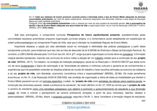 557
Art. 21 Cabe aos sistemas de ensino promover consulta prévia e informada sobre o tipo de Ensino Médio adequado às diversas
comunidades quilombolas, por meio de ações colaborativas, realizando diagnóstico das demandas relativas a essa etapa da Educação
Básica em cada realidade quilombola.
Parágrafo Único As comunidades quilombolas rurais e urbanas por meio de seus projetos de educação escolar, têm a prerrogativa de
decidir o tipo de Ensino Médio adequado aos seus modos de vida e organização social, nos te rmos da Resolução CNE/CEB nº 2/2012.
(BRASIL, 2012. Grifo nosso)
Sob esta prerrogativa, o componente curricular Perspectiva de futuro aquilombando presente, autodeterminado pelas
comunidades escolares quilombolas enquanto organização curricular própria, é a nomenclatura social estabelecida em substituição de
ordem prática/pedagógico ao componente Projeto de Vida, este que é ofertado na modalidade Regular de Ensino Médio.
Importante destacar a opção por esta identidade social na nomeação e efetividade das práticas pedagógicas a partir deste
componente curricular, para evidenciar que isso não se trata de descuidar da lei 9.394/96 de Diretrizes e Bases da Educação Nacional. Ao
contrário, a LDB 9.394/96 alterada pela 13.415 em seu Art. 35-A, §7º, exige que para organização curricular deve-se considerar “a formação
integral das/dos estudantes, impondo aos currículos do ensino médio a adoção de “um trabalho voltado para a construção de seu projeto
de vida” (BRASIL, 2017). Tal trabalho, na condição de mediação pedagógica, pauta-se na Resolução n. 04/2018 CNE/CP que adota como
um de seus fundamentos a lógica da valorização e da “diversidade de saberes e vivências culturais e apropria-se de conhecimentos e
experiências que lhe possibilitem entender as relações próprias do mundo do trabalho e fazer escolhas alinhadas ao exercício da cidadania
e ao seu projeto de vida, com liberdade, autonomia, consciência crítica e responsabilidade” (BRASIL, 2018b). De modo semelhante
encontra-se, no Art. 5º, II da Resolução 03/2018 CNE/CEB, sob condição de organização e oferta de todas as modalidades que ofertam o
Ensino Médio pautarem-se em um princípio específico, a saber, do “projeto de vida como estratégia de reflexão sobre trajetória escolar na
construção das dimensões pessoal, cidadã e profissional do estudante”, de modo idêntico no Art. 27, XXIII ao lermos que “o projeto de vida
e carreira do estudante como uma estratégia pedagógica cujo objetivo é promover o autoconhecimento do estudante e sua dimensão
cidadã, de modo a orientar o planejamento da carreira profissional almejada, a partir de seus interesses, talentos, desejos e
potencialidades”. (BRASIL, 2018a). Assim, a proposta curricular, segundo o Art.8º, V, deve “considerar a formação integral do estudante,
 
