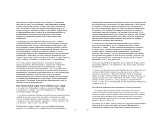 25
que compõe a junção conceitual Corpo e Cidade - Corpocidade,
relacionando, assim, multiplicidades e heterogeneidades de seres
viventes (corpos) que circulam, moldam, gesticulam, expressam e
criam ou recriam em diferentes situações de espaços urbanos em
contínua mutação. Não existe a cidade, mas também, multiplicidade
e heterogeneidade delas, sejam em suas estratificações históricas,
territorialidades, dispositivos que as agenciam na Atualidade,
configurando diferentes processos individuais e coletivos de
subjetivação.
A questão provocativa neste texto relaciona-se com o polêmico
conceito Multidão (um virtual, incorporal) e sua inserção e atualização
em estados de coisa, corpos e seres viventes em movimento. Trata-
se de agregado informal, descentrado, centrífugo, anônimo, nômade,
constituído por multiplicidade e heterogeneidade de seres, de corpos,
de singularidades, interagindo em espaços urbanos, na Cidade.
Corpos que subjazem e são modelados aos códigos comportamentais
estabelecidos, sedentários, ou então, oferecem resistência e criam
novas e imprevisíveis atitudes comportamentais que se caracterizam em
meio a conflitos e dissensos no universo macro da representação.
Tanto Corpo quanto Cidade enquanto conceitos se atualizam
discursivamente em diferentes Saberes e devem ser consideradas
estratificações históricas (Estratos antropomórficos), ou seja,
substâncias formadas e meios codificados, e isso, enquanto formas
de expressão e formas de conteúdos do universo macro do mundo da
representação, caracterizado pela exterioridade de suas manifestações
(visibilidade). Entretanto, tanto os corpos quanto as cidades,
pressupõem outro dois conceitos: Território (extraído do meio urbano)
e a presença de Agenciamentos (ações, forças, fluxos, intensidades).
Não existem Corpos sem Territórios e sem Agenciamentos, pois, os
Territórios criam os Agenciamentos.
Outro conceito que se compõe com os conceitos Corpo e Cidade
e se fundem em Corpocidade no plano de Imanência (lugar onde
o pensamento se orienta) é o conceito de Dispositivo. Atualizado
discursivamente por Foucault:
“(...) um conjunto absolutamente heterogêneo que implica discursos, instituições, estruturas
arquitetônicas, decisões regulamentares, leis, medidas administrativas, enunciados
científicos, proposições filosóficas, morais e filantrópicas, em resumo: tanto o dito como
o não dito, eis os elementos do dispositivo. O dispositivo é a rede que se estabelece entre
estes elementos”. (Ditos e Escritos, v.III p. 299-3000).
Para Foucault trata-se, portanto, de uma formação histórica que
responde a uma urgência, uma função eminentemente estratégica e
26
expressa certa manipulação de relações de forças, uma intervenção seja
para orientá-las em certa direção, seja para bloqueá-las ou para fixá-las
e utilizá-las. O Dispositivo está sempre inscrito num jogo de poder e,
ao mesmo tempo sempre ligado aos limites dos saberes. Basicamente,
o dispositivo é um conjunto de estratégias de relações de força que
condicionam certo tipo de saber e por eles são condicionados. É um
conjunto heterogêneo de discursos, instituições, edifícios, leis, medidas
de polícia, proposições filosóficas, enunciados científicos entre outros.
Nele se cruzam e se entrelaçam relações de poderes e de saberes e
promovem os processos de subjetivação.
Considerando que as relações Saberes/Poderes ou os Saberes/
Agenciados constituem o “Fora” e, dobrando-se sobre os seres,
constituem o “Dentro”, ou seja, processos de subjetivação individual
e coletiva, e isto, implicam a presença de Dispositivos, que devem
produzir sujeitos enquanto indivíduos assujeitados (processos de
sujeição). Trata-se de um “conjunto de práxis de saberes, de medidas,
de instituições cujo objetivo é gerir, governar, controlar e orientar, num
sentido que se supõe útil, os gestos e os pensamentos dos homens”
(AGAMBEN. 2009, p. 39). (grifo nosso).
O conceito foucaultiano de dispositivo já por si bastante amplo, recebe
do pensador Agamben um entendimento mais amplo ainda, ele chama
de dispositivo:
“(...) qualquer coisa que tenha de algum modo capacidade de capturar, orientar, determinar,
interceptar, modelar, controlar e assegurar os gestos, as condutas, as opiniões e os
discursos dos seres viventes (...) Não somente, portanto as prisões, os manicômios, o
Panótico, as escolas, a confissão, as fábricas, as disciplinas, as medidas jurídicas etc, cuja
conexão com o poder é num certo sentido evidente, mas também a caneta, a escritura,
a literatura, a filosofia, a agricultura, o cigarro, a navegação, os computadores, fones
celulares e - por que não – a própria linguagem, que talvez é o mais antigo dos dispositivos
(AGAMBEN. 2009 p. 40).
Para Deleuze, atualizando discursivamente o conceito Dispositivo:
“(...) é composto de linhas de natureza diferente e essas linhas do dispositivo não
abarcam nem delimitam sistemas homogêneos por sua própria conta (o objeto, o sujeito, a
linguagem), mas seguem direções diferentes, formam processos sempre em desequilíbrio
e essas linhas tanto se aproximam como se afastam uma das outras. Cada uma está
quebrada e submetida a variações de direção (bifurcada, enforquilhada) submetida a
derivações”. (DELEUZE, 1990, p.155)
As linhas a que se refere Deleuze podem ter os seguintes entendimentos
adaptando-as ao tema em questão: a primeira linha refere-se à
mobilidade dos estratos que configuram os Saberes em relação à
 