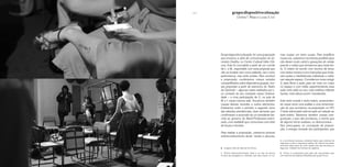 216 217
mas roupas um tanto usuais. Para amplificar
nossa voz, usávamos microfones portáteis (que
não deram muito certo) e gravações de celular
para ler o roteiro que remixamos aqui neste tex-
to. O roteiro foi escrito com trechos de livros,
com textos nossos e com instruções que incita-
vam ações e interferências individuais e coleti-
vas naquele espaço. Convidamos nosso amigo
S. para filmar a ação, para ser mais um corpo
no espaço e com mídia, experimentando essa
ação meio rádio ao vivo, meio estética militante
hacker, meio leitura-score2
mambembe.
Este texto enreda o texto-roteiro, acrescentan-
do nesse remix uma análise e uma rememora-
ção do que aconteceu na proposição no HO.
O texto adicionado está recuado em relação ao
texto-roteiro. Narramos também nossas inse-
guranças, o que não aconteceu, o evento que
de alguma forma acabava, ou desmoronava…
Nos preocupava, na concepção da proposi-
ção, a energia cansada dos participantes, que
to e reconhecem pessoas, coletando dados para sistemas de
segurança e para a segurança pública. Na internet se podem
encontrar várias dicas de como realizar esse tipo de pintura e
bagunçar o trabalho de câmeras de vigilância.
2 Scores ou proposições para ação são mencionados aqui
com memória nas práticas difundidas pelo grupo Fluxus.
grupo:dispositivo:situação
Cristina T. Ribas e Lucas S. Icó
Grupo:dispositivo:situação foi uma proposição
que encerrou a série de comunicações do se-
minário Desilha, no Centro Cultural Hélio Oiti-
cica. Esta foi concebida a partir de um convite
de L. e M., respondido com essa proposta que
não se localiza nem como palestra, nem como
performance, mas entre ambas. Para construir
a proposição, combinamos nossos estudos
compartilhados sobre dispositivos grupais, nos-
sas propostas a partir de exercícios do Teatro
do Oprimido – algumas vezes realizados por L.
no contexto do seu mestrado nessa Universi-
dade – e uma participação de C. na aula de
M. e I. nessa mesma sala. Trouxemos também
nossas leituras recentes e outros elementos.
Estávamos entre o primeiro e segundo turno
das eleições presidenciais, duas semanas que
confirmaram a ascensão de um presidente fas-
cista ao governo do Brasil-Pindorama-coloni-
zado, uma realidade que consumava uma série
de forças e tensões.
Para realizar a proposição, usávamos pinturas
antirreconhecimento facial,1
bonés e perucas,
✳ Imagens: stills de vídeo de Sol Archer.
1 Pintura antirreconhecimento facial é um tipo de pintura
na face que atrapalha os softwares que leem traços no ros-
 