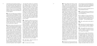 38 39 claro. De aguçar essa espontaneidade do fa-
zer, que a pessoa possa ficar à vontade para
propor e fazer o que ela quiser. Dialogando e
conversando sobre essas questões.
LF / É, mas aí a gente volta àquele ponto da
espontaneidade improdutiva…
MS / Ou, talvez, pensarmos se podemos ter
uma espontaneidade conduzida ou se isso é
uma contradição em si…
LF / É, voltando lá, na forma inicial da pro-
posta conduzida, era exatamente isso: uma
palavra que era lançada a cada semana e na
outra semana vinham as respostas, e de novo
outra palavra …. Era esse pingue-pongue.
MS / Mas a gente poderia casar palavra e
espaço…
RD / Quais são os outros pontos que funcio-
nam e são eficazes em relação à didática, a
dinâmica do Desilha, sem formar modelos?
MS / Talvez pudéssemos pensar duas coi-
sas em simultâneo: um exercício que vem
a partir do impulso de palavra em conexão
com o impulso de um espaço.
LF / Sim, essas conexões foram sendo ex-
perimentadas antes até de nós três, primei-
ro sozinha e depois com o Ronald. Lembra
em 2016? A gente ficou só ali mesmo, no
campus do Fundão, e a palavra só surgia nos
momentos finais do encontro. Era um desa-
fio e um exercício encontrá-las e lançá-las a
partir dos acontecimentos da aula daquele
dia, como uma espécie de oráculo invertido.
Havia um esforço meu de tentar extrair da
situação uma palavra-síntese, mas não uní-
MS / É que a Maré foi tão intensa e revela-
dora… Falando agora em uma esfera indi-
vidual, para mim foi uma experiência trans-
formadora da minha própria prática, em um
momento profissional específico, quando tive
uma passagem – ou mergulho – rasante no
MAR (Museu de Arte do Rio) como curadora
associada e que me colocou em um debate
interior que me lançava a dois extremos: o
MAR e a Maré, no sentido literal e metafóri-
co, quando estava habitando os dois lugares
em simultâneo. Pensava então, nesse tempo
e momento, sobre os abismos que existem
entre a arte institucionalizada e os lugares
das práticas artísticas, sobre o que une e o
que separa esses lugares a partir de deslo-
camentos, e se alguma coisa é excludente
de outra ou não. As potências e limites de
ambos os lugares me trouxe uma mudança
de direção que foi uma sensação de dobrar
a curva da esquina, alterando, também, uma
suposta linearidade de práticas curatoriais e
de pesquisa para escolher habitar outros lu-
gares e estados, ainda que desconhecidos,
pensando outros modos de fazer, em outra
escala, como outro tempo, assentada em
relações de presença, afeto, olho no olho,
assumindo um experimental não determi-
nado pelo “o quê”, habitar um estado menos
regido por finalidades e mais regido por afi-
nidades, para operar em um fazer fazendo.
Desilha me trouxe essa experiência-apren-
dizado, também pela forma como nós nos
articulamos, entre nós três e como grupo,
entre uma certa espontaneidade orgânica
do fazer, que não é menos do que o fazer
planejado, é simplesmente distinto e próprio
em sua forma.
RD / Também acho. Dá pra dar samba a par-
tir do momento que a gente tenha isso bem
super legal. Eles estavam nos conduzindo,
nos “levando pra boa”. Se fôssemos sem
eles, justamente quem nos autorizaria, são
eles? Como que podemos nos sentir à von-
tade lá, como a gente se sente à vontade
na Pequena África, no Bar Delas? Então a
violência está no Rio de Janeiro do Leblon à
Maré; será que na Maré você está mais vul-
nerável, ou é no Leblon? Se você é um deles
lá da Maré, você está protegido em casa?
Ou, como diz o Davi Marcos, “ó, não dá para
entrar nem sair, a gente está refém, tam-
bém”. Quer dizer, como que fica essa relação
de lugar? Do Bar Delas, do Galpão da Maré
e de outros lugares que possam vir a ser o
próximo Desilha…
MS / Pensando a partir de um breve his-
tórico dessas últimas três edições temos:
derivas em multipontos na cidade (2017);
um endereçamento único, Maré (2018); e
então, Lanchonete <> Lanchonete e HO,
pensando Desilha na cidade, nesse tecido
urbano (2019). Para onde Desilha pode ir,
a partir dessas configurações anteriores?
Eu, particularmente, fico aqui com dese-
jo de pensar Desilha rural – um estado de
Desilha mergulhado na natureza distante do
grande centro – como uma espécie de exílio
compartilhado. Desilha potencializa a conta-
minação absoluta com o entorno e o corpo
responde entre estado de alerta e estado de
fusão. Nesse contexto, ao ir para um lugar
com intencionalidade de estado de pausa,
sem internet, sem celular, sem urgências da
cidade, entraremos em outros estados?
LF / Acho legal… Ainda não pensei em
nada, estou muito na atual…
RD / E eu ainda estou lá na Maré!
exploração de certos territórios ali dentro – e
isso numa região violentamente atravessada
por disputas territoriais. Não podemos es-
quecer que o assassinato de Marielle Franco
ocorreu na véspera da data marcada para o
início do curso, e isso foi como uma bomba,
afetando a todos nós, mas muitíssimo mais
àqueles para quem ela era uma referência e
um afeto gigantes.
MS / E por uma urgência que é colocada ali
a partir de toda a vulnerabilidade do próprio
território, já que, quase comparando o incom-
parável, de uma certa maneira a Lanchonete
<> Lanchonete está mais assentada dentro
deste tecido urbano, ela está conectada à
cidade formal. Na informalidade da Maré, no
lugar da total omissão do Estado, estamos
soterrados pela profusão de acontecimen-
tos dali, e todos são mais ou menos reféns
dessa sobreposição de urgências.
RD / Mas, inclusive, acho que tem até uma
relação corporal totalmente diferente do gru-
po de corpo do Desilha quando foi na Maré e
quando foi na Lanchonete <> Lanchonete.
Por conta disso, há uma humanidade e ma-
quiagem urbana, uma não precariedade.
Mas lá na Maré a gente almoçou, andou, e
o corpo das pessoas tinha um formato dife-
rente de quando andam na Pequena África.
Entende? Então, tinha uma apreensão, uma
emoção interna, um nervoso, uma coisa que
rola… Um estado de alerta ou um estado
de atenção. Uma coisa que percebi foi que
na Maré tinha esse cuidado e esse medo
de… Uma coisa que você não é acostuma-
do, uma violência escondida. Então achei a
McLaren um lugar maravilhoso, a receptivi-
dade do Naldinho do NA Favela e da galera
que esteve lá ajudando a fazer a feijoada, foi
 