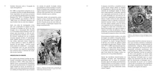 62 63 A pesquisa reconstituiu a arquitetura de al-
gumas dessas antigas aldeias ao trabalhar
as fotografias por meio de uma série de fer-
ramentas de modelagem digital. As aldeias
eram tradicionalmente construídas seguindo
uma organização precisamente circular, com
as casas distribuídas em uma linha em for-
ma de arco, organizando uma grande praça
interna. O pátio central da maior aldeia que
modelamos tinha um diâmetro de aproxima-
damente duzentos metros. Os assentamen-
tos eram sempre situados perto de riachos,
com a abertura do arco orientada para o cur-
so d’água. As casas eram construídas como
domos estruturados com vigas de madeira e
cobertos com folhas de palmeiras, assim re-
produzindo, na escala da arquitetura, a lógica
circular geral do esquema urbano mais amplo.
Nossa pesquisa também analisou uma série
de imagens de satélite e fotografias aéreas
de dois projetos de mapeamento diferentes:
os arquivos do projeto Hexagon/Keyhole
9 (KH-9), uma missão de vigilância global
multisatélite lançada pelos Estados Unidos
entre 1971 e 1986 e recentemente desclas-
sificada; e o Projeto Brasil (Brazil Project),
um extensivo mapeamento aéreo-fotográfi-
co do Brasil, conduzido entre 1966 e 1969
pela Força Aérea dos Estados Unidos em
parceria com a Força Aérea Brasileira.
Apesar das dramáticas transformações na
paisagem causadas pelo desmatamento
generalizado que se seguiu às remoções
forçadas, alguns dos antigos assentamentos
Xavante parecem ser tão antigos e robustos
que deixaram marcas duradouras no territó-
rio, “pegadas” que ficam claramente visíveis
nessas imagens.
Nossa análise identificou diversas marcas no
solo cujos formatos, tamanhos, localizações
e disposições indicam a antiga presença de
assentamentos indígenas. Essas pegadas
exibem organizações em forma de arco que
apresentam profundas semelhanças com
a organização das aldeias reconstituídas a
partir das fotografias. Inscritas na superfície
da Terra como geoglifos, as marcas estão
sempre localizadas perto de riachos e têm
suas aberturas orientadas para os cursos
d’água. Isso demonstra que eles são vestí-
gios de intervenções na paisagem que fo-
ram planejadas de acordo com um padrão
cultural, que é consistente com a arquitetura
dos antigos assentamentos Xavante docu-
mentados nos registros de arquivo.
Imagem 3 – Identificação das marcas arqueológicas de anti-
gos assentamentos Xavante em imagens de satélite do KH-9,
1976.
em revistas de grande circulação urbana,
principalmente a revista ilustrada O Cruzeiro.
Nelas, os Xavante eram retratados como sel-
vagens e agressivos, enquanto estas missões
coloniais eram descritas como um empreen-
dimento civilizatório que os redimiria.
Observados desde outra perspectiva, esses
registros visuais constituem uma importan-
te fonte de informação sobre a história do
território Xavante, já que por meio deles po-
demos estudar a organização espacial dos
antigos assentamentos.
Imagem 2 – Página de reportagem sobre a “pacificação” dos
A’uwe-Xavante publicada na revista O Cruzeiro, entre 1946 e
1949 (cortesia do Arquivo Nacional).
brasileiro descrevia como a “ocupação de
vazios demográficos”.
Em 1966, no auge dessa campanha, as co-
munidades Xavante da região Marãiwatsédé
foram deportadas de suas terras ancestrais
em uma operação liderada pela Força Aérea
Brasileira. Em 1974, a Fundação Nacional
do Índio (FUNAI), que substituiu o SPI em
1968, emitiu um certificado atestando que
esse território não era mais terra indígena.
Após uma série de investigações inicia-
das com a publicação do relatório final da
Comissão da Verdade em 2013, em cola-
boração com a Associação Bö’u Xavante
e a Procuradoria Geral brasileira, iniciei um
projeto para documentar os sítios de anti-
gos assentamentos Xavante com o objetivo
de fornecer evidências de sua ocupação
ancestral daquele território. A metodologia
deste trabalho baseou-se na leitura de vá-
rias mídias, abarcando desde fotografias
e filmes históricos a dados de satélite do
território. No que segue – excertos visuais
deste projeto em andamento –, a paisagem
é interpretada como um meio documental,
em si mesmo, uma superfície arqueológica
que comporta traços e memórias da ocupa-
ção do povo Xavante.
ARQUEOLOGIA DA IMAGEM
No contexto das primeiras missões de “paci-
ficação” conduzidas no território Xavante, nas
décadas de 1940 e 1950, várias aldeias in-
dígenas foram sucessivamente fotografadas
em voos de reconhecimento. A “conquista” da
nação Xavante se tornou um fenômeno mi-
diático, tendo sido extensivamente explorada
em matérias de fotojornalismo que circularam
 