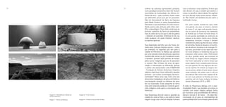 72 73 com a natureza e seus espíritos. A terra que
não deixam em paz, a cidade que adoece o
corpo, os barulhos intermináveis. No capítulo
em que discute todos esses temas, intitula-
do “Na cidade”, ele também discute sobre a
instituição museu.
Em outra ocasião, levaram-me para visitar
uma grande casa que os brancos chamam
de museu. É um lugar onde guardam tranca-
dos os rastros de ancestrais dos habitantes
da floresta que se foram há muito tempo. Vi
lá uma grande quantidade de cerâmicas, de
cabaças e de cestos; muitos arcos, flechas,
zarabatanas, bordunas e lanças; e também
machados de pedra, agulhas de osso, colares
de sementes, flautas de taquara e uma profu-
são de adornos de penas e de miçangas. Es-
ses bens, que imitam os dos xapiri, são mes-
mo muito antigos e os fantasmas dos que os
possuíram estão presos neles. Pertenceram
um dia a grandes xamãs que morreram há
muito tempo. As imagens desses antepassa-
dos foram capturadas ao mesmo tempo que
esses objetos foram roubados pelos brancos,
em suas guerras. Por isso digo que são pos-
ses de espíritos. No entanto, as imagens des-
ses ancestrais, retidas há tanto tempo nessas
casas distantes, não podem mais vir até nós
para dançar. Não somos mais capazes de fa-
zer ouvir suas palavras na floresta, pois seus
caminhos até nós foram cortados há tempo
demais. (Kopenawa, 2015, p. 426)
A visão do Kopenawa dialoga com a espi-
ritualidade Krahô, que também encontra no
contato com esses objetos antigos feitos
por humanos uma possibilidade de vivência,
dança e escuta. E de narrar… Os kàjre (de-
nominação do jê para as machadinhas de
pedra polida) eram encontrados pelos Krahô
milenar da natureza, apresentam, portanto,
outro paradigma expositivo. Elas não ficaram
escondidas da humanidade nos últimos mi-
lhares de anos – pelo contrário: foram vistas
por diferentes povos que por ali passaram.
Não há “descoberta” da Serra da Capivara
pela Niède Guidon ou pelos pesquisadores
franceses; o que aconteceu foi uma nova re-
flexão acerca das pinturas: pelo olhar cien-
tífico arqueológico. Ouso dizer ainda que as
pinturas rupestres da Serra se assemelham
mais às artes de rua do que à arte de galeria
– estavam ali expostas à famosa lei da rua,
onde qualquer um pode interferir, destruir,
ou apenas apreciar.
Sua disposição permitiu que ela fosse, du-
rante anos, vista por diversos povos – como,
por exemplo, os viajantes que iam para a
cidade de Petrolina, na Bahia, que passava
por uma estrada cheia de pinturas rupestres
na beira das serras; ou por moradores locais;
e também, durante vasto período de tempo,
pelos povos indígenas que por ali passaram
e viveram. São milhares de anos de apre-
ciação e intervenção: as diferentes épocas
e estilos são pesquisados pela FUMDHAM
– Fundação do Homem Americano. Quantos
saberes espirituais foram atribuídos àquelas
pinturas – em outras cosmologias não euro-
centradas? Talvez essa seja mais uma das
dimensões impalpáveis da arte pré-histórica:
sua recepção durante os milhares de anos
de sua exposição. Essa pergunta se torna
mais sem resposta ainda por conta do geno-
cídio indígena vivido após a colonização das
Américas.
Davi Kopenawa discute sobre a questão da
cidade em visita a Paris, e, da vivência nesta
viagem surge uma crítica à relação humana
Imagem 8 – Forno humano.
Imagem 9 – Pintura na Toca do Sítio do Meio.
Imagem 6 – Machadinhas no Museu do
Homem Americano.
Imagem 7 – Museu da Natureza.
 