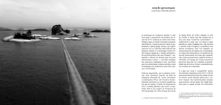 6 7
de Belas Artes da UFRJ, sediado na ilha
do Fundão. E talvez seja ela, sempre ela, a
ilha, com seus “contornos contornados”1
–
metafóricos e reais, que nos lança a cada
partida e a cada chegada (sim, não importa
o sentido, tudo é trajeto) à premência dos
devires nomádicos. Eles nos impelem ao
atravessamento de regiões de invisibilidade,
ao toque das diferenças e à experiência da
escuta, tensionando as linhas que separam
arte, corpo e pensamento, saberes formais e
informais. Um desejo de mundo impulsiona
percursos que têm por hipótese a possibi-
lidade de encontros. Estes, invariavelmente,
nos expõem ao impensado.
É o que nos move a compartilhar rastros
dos trânsitos realizados entre 2017 e 2019,
abarcando diferentes áreas da cidade do Rio
de Janeiro, ainda (sempre, talvez) sob o vio-
lento impacto das transformações urbanas
que procuram tornar partes da cidade atra-
tivas para o capital privado em detrimento
1 Surroundings surrounded é título de uma exposição do artis-
ta dinamarquês Olafur Eliasson, que o filósofo Peter Sloterdjke
(2006) toma de empréstimo para falar de ilhas como protótipos
de mundo possíveis.
nota de apresentação
Livia Flores e Michelle Sommer
A publicação do Cadernos Desilha 2, dois
anos após o lançamento do primeiro, em fi-
nais de 2017, instaura um certo ritmo meto-
dológico, que vai sendo inventado enquanto
caminhamos. O que se põe em relevo é jus-
tamente o radical grego hódos, cujo signifi-
cado de “via” ou “caminho” está implícito nas
palavras método e metodologia (metá+hó-
dos+logos). Seguindo o desejo cartográfico
de reconhecimento das vias trilhadas – car-
tografia e método se alinham aqui sob este
denominador comum –, reunimos vestígios
dos percursos realizados e dos encontros
que nos alimentaram e deram sentido a esta
investigação em andamento entre arte, cida-
de e universidade.
Pode-se argumentar que a palavra inven-
ção seria excessiva quando se trata da
realização alternada de cursos, seminários
e publicações. Afinal, são formatos absolu-
tamente previsíveis no contexto acadêmico
em que se insere o Projeto de Pesquisa em
Arte e Cidade_Desilha, cujo nome e inspi-
ração deve a sua origem ao Programa de
Pós-Graduação em Artes Visuais da Escola
← A tensão de Xangô, de Ronald Duarte, 2016.
 