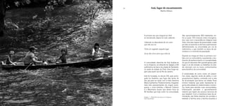 84 85
São aproximadamente 300 habitantes, en-
tre os quais 150 crianças, todos miscigena-
dos, mas com a ascendência indígena mais
forte. Uma das regras de preservação criada
por eles só autoriza os de fora a permanecer
definitivamente na comunidade por via do
matrimônio, o que mantém os laços de pa-
rentesco e o controle da população.
Quando se chega em Anã, no primeiro con-
tato com os comunitários, surpreende o sen-
timento de pertencimento e a receptividade.
Os que lá nasceram têm grande apreço pelo
lugar e, se vão estudar ou trabalhar na cida-
de, retornam com os novos conhecimentos
para benefício da comunidade.
A simplicidade de como vivem, em peque-
nas casas, algumas ainda de palha, e com
pouquíssimos objetos, contrasta com a vida
de acumulação que temos na cidade. Esse
mínimo material, que pode representar al-
guma dificuldade em determinados momen-
tos, basta para atender suas necessidades.
Interessante perceber o aproveitamento
máximo que fazem dos poucos recursos de
que dispõem. Com a mandioca, base da ali-
mentação, são feitas dezenas de comidas e
bebidas: a farinha seca, a farinha amarela, a
Anã, lugar de encantamento
Martha Niklaus
A primeira vez que cheguei em Anã
eu transbordei, depois foi tudo cabendo
Cabendo na descoberta de um outro
que não sou eu
Tinha um segredo naquele lugar
Já se vão cinco anos que volto lá.
A comunidade ribeirinha de Anã localiza-se
no rio Arapiuns, um afluente do Tapajós, a 60
quilômetros de barco da cidade de Santarém,
no oeste do estado do Pará. Uma longa via-
gem para quem sai do Rio de Janeiro.
Anã foi fundada, no século XIX, pelo portu-
guês Ivo Godinho, que fugiu das terras do
seu pai para se casar com a índia Severina
Maria Cashemira. Posteriormente, chegaram
mais três representantes de origem portu-
guesa, o José Imbiriba, o Manuel Cardoso
e o Maximiano Auzier, que deram início às
90 famílias que hoje vivem na comunidade.
Imagem 1 – Ribeirinhos de canoa no rio Arapiuns.
Foto: Alice Kohler
 