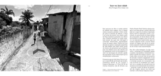 100 101
Pretti e Ricardo Pretti. Partimos dessas ima-
gens e sons para pensar o quanto cada obra
pode ser o lugar de uma densa maquinação
teórica, fértil de implicações sociais e con-
ceituais, nos aproximando, em larga medida,
das proposições de Nicole Brenez (2010),
que percebe as imagens como um ato críti-
co e um laboratório experimental, capaz de
construir objeções visuais e sonoras. Nesse
sentido, as imagens, que são já um pensa-
mento propositivo diante dos enquadramen-
tos do mundo e suas representações.
Nos três curtas-metragens, há algo recor-
rente: o reemprego de visualidades ligadas
a poderes macropolíticos intimamente aco-
plados à gestão dos espaços urbanos – que,
muitas vezes, ocorre por meio de processos
de exclusão, controle e apagamento. O que
aproxima esses filmes é o fato de adotarem
a arriscada posição de incorporarem nas
suas escrituras as visualidades que colabo-
ram com os projetos de exclusão social, de
varredura e de monitoramento dos territórios
– propondo, a partir de táticas de apropria-
ção das imagens, desvios nas linhas que
orientam o olhar dessas máquinas visuais.
fazer ver, fazer cidade
Aline Portugal e Érico Araújo Lima
Num percurso de olhos e ouvidos atentos
às relações entre imagens, sons e espaço
urbano, buscamos perceber o íntimo contá-
gio entre as maneiras de elaborar o visível
e as formas de produzir uma cidade a partir
de filmes brasileiros produzidos nos últimos
anos. Tentamos identificar os modos singu-
lares através dos quais eles interrogam e
confrontam determinadas representações
visuais do espaço urbano. Partimos de uma
atenção aos gestos e operações específicas
de cada trabalho para deles extrair formas
de cinema e de pensamento que contribuam
para uma reflexão acerca das relações que
se estabelecem entre as tecnologias do vi-
sível e as tecnologias de controle e gestão
das populações: forças indissociáveis que se
retroalimentam mutuamente.
Focaremos aqui em três filmes: Nunca é noi-
te no mapa (2016), de Ernesto de Carvalho,
Entretempos (2015), de Yuri Firmeza e
Frederico Benevides, e O Porto (2013), de
Clarissa Campolina, Julia De Simone, Luiz
Imagem 1 – Frame do filme Nunca é noite no mapa,
de Zumbayllu Mesmo Assim a Gente Faz.
 