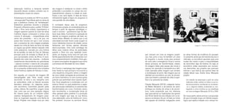 104 105
das imagens é reelaborar no visível o efeito
pretendido e prometido no campo dos em-
preendimentos urbanos: a cidade se modi-
ficará, e isso será rápido. A ideia de futuro
intimamente ligada à lógica do progresso é
uma questão de velocidades.
A contrapelo dessa seta do progresso,
Entretempos propõe um embaralhamento de
tempos a partir de algumas estratégias vi-
suais e sonoras – gostaríamos aqui de des-
tacar duas delas. A primeira é a operação de
ralentar as imagens projetivas até fazer ver,
nesse tempo dilatado, os rastros que a sua
velocidade esconde. Assim, onde surgem os
novos habitantes brancos da cidade, vemos
fantasmas sem formas, apenas silhuetas
desincorporadas. Uma outra estratégia faz
falhar esse sistema eficaz da publicidade,
quando o filme cria uma repetição inces-
sante, um looping, numa cena em que uma
família aparentemente feliz vê televisão num
novo empreendimento imobiliário. Esse ges-
to opera uma espécie de gagueira que racha
a promessa de felicidade da nova cidade.
Em O porto, o reemprego das imagens proje-
tivas revela-se mais pontual e circunscrito a
uma sequência. Enquanto vemos a imagem
da nova cidade carregada de promessas de
um futuro harmônico, no som ouvimos gritos
guturais que perturbam esse suposto equilí-
brio. Essa sequência é combinada com um
entorno fílmico no qual predomina a capta-
ção pela equipe realizadora, no presente das
transformações em curso. Convivem, assim,
dois movimentos: a incorporação tensa do
olhar gestado pelos poderes e a produção
de uma imagem que seja, na sua feitura,
uma elaboração outra da história em curso.
Há, portanto, recursos na escritura fílmica
elaboração histórica e temporal também
desviante desses modelos contidos nas re-
presentações visuais do urbano.
Entretempos foi exibido em 2015 na recém-
-reinaugurada Praça Mauá, após as obras do
que a prefeitura chamou de “revitalização”.
Estávamos presentes durante a projeção.
Enquanto olhávamos para o prédio “A Noite”,
onde o filme seria exibido, esperávamos a
imagem aparecer quando as vozes de várias
mulheres negras começaram a entoar uma
música. A sensação – compartilhada entre
vários dos presentes – era a de que, nos
quase dois minutos em que o som ecoava,
sem a presença de uma imagem projetada,
aquela voz vinha de baixo da terra: de todas
as negras que gritam debaixo daquele chão
onde pisávamos, marcado por uma história
de escravidão, ao lado do Cais do Valongo,
principal porto de entrada no Brasil de ne-
gros escravizados vindos da África. A rever-
beração das vozes das caixeiras – mulheres
maranhenses descendentes de quilombolas
– parecia constituir o retorno de uma paisa-
gem subterrânea, que se precipita do passa-
do no presente, evidenciando uma complexa
trama histórica, repleta de fraturas e crises.
Em seguida, um conjunto de imagens 3D
reempregadas pelo filme revela cortes
seccionais na terra e nos mergulha rumo
ao subterrâneo, onde os tratores escavam,
demolem, enterram. As máquinas produ-
zem escombros. Caminhões passam pelas
pistas, céleres. Na superfície, surgem novas
vias, como que por uma operação mágica.
No mesmo passo de um instante súbito,
viadutos desaparecem. As imagens proje-
tivas se organizam segundo uma flecha do
tempo. Projetar uma cidade nova por meio
as várias formas de incidência do passado
no presente, ainda que de maneira lacunar e
intervalar, os escombros apontam para uma
mudez dos restos e para a impossibilidade
de reconstituir algo da história. Ou seja, os
escombros estão associados aos sucessi-
vos desmontes, aos projetos que precisam
eliminar o que está lá, que querem fazer da
cidade tábula rasa. Diante disso, Mesquita
propõe:
Um trabalho de elaboração a partir de ruínas
implicaria, então, subtrair os restos a sua mu-
dez de escombros, recolhendo-os, montando-
-os e, nalguma medida, vocalizando-os, rein-
tegrando a ruína à história ao ser trabalhada
em uma montagem (Mesquita, 2019, p. 206).
De nossa parte, valeria arriscar a proposição
de que a turvação é aqui um método arqueo-
lógico que rejeita a relação com o tempo his-
que colocam em crise as imagens projeti-
vas, mas, junto a isso, há também um estar
lá, enquanto o mundo muda, para produzir
de outro jeito a emergência visual e sonora
desse processo de transformação urbana.
As imagens feitas pela equipe são turvas e
opacas, em oposição à transparência e defi-
nição operadas pelas imagens que vendem
a revitalização do porto. São imagens que se
atentam aos escombros, ao solo, às escava-
ções que trazem o passado de volta à super-
fície e ao presente da cidade.
Cláudia Mesquita (2019), cotejando textos
de Walter Benjamin e de leitores do autor,
distingue as noções de ruínas e de escom-
bros, numa proposição que nos interessa
aqui para pensar as implicações dos gestos
dos filmes diante de uma relação com os es-
paços e os tempos. Se, por um lado, as ruínas
são capazes de mobilizar indagações sobre
Imagem 3 – Frames do filme Entretempos.
 