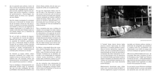 122 123
entorno. Nesse contexto, não são raras as si-
tuações de conflito com os poderes locais.
No jogo das negociações diárias, suas for-
mas de ação e de intervenção no espaço
não cessam de desnudar e pôr à mostra as
inúmeras tensões provocadas pelo segrega-
cionismo neoliberal que orienta e domina a
cidade-mercadoria. Muitas vezes a perma-
nência em territórios hipervalorizados é in-
terrompida pela força do Estado, que “higie-
niza” o ambiente por meio da brutalidade da
violência policial.
Para o nomadismo das ruas, o cotidiano da
catação e da reciclagem de restos urbanos
apresentam-se não apenas como atividades
de sobrevivência e de expansão de territó-
rios existenciais. Essas atividades socioeco-
nômicas, consolidadas por redes de solida-
riedade diariamente ativadas na relação com
o entorno, trabalham na desmontagem de
preconceitos, na diminuição de distâncias e,
não raro, fazem emergir novos devires acer-
ca da experiência do coabitar nas cidades.
Em Berlim, a diversidade étnica das ocupa-
ções urbanas (refugiados africanos e sírios,
“ciganos” – digo, povos de etnias Santi e
Roma, vindos do leste da Europa, além de
nômades moradores de rua alemães), as-
sociada a uma multiplicidade de interesses
culturais, sociais, econômicos e políticos,
muitas vezes conflituosos, implicou na com-
plexificação da pesquisa etnocartográfica.
Um dos momentos mais interessantes da
pesquisa em Berlim foi ter podido registrar
a grande e heterogênea ocupação multiét-
nica, no bairro de Kreuzberg, no final da rua
Cuvry, à beira do rio Spree.
ção do passante para práticas, modos de
vida e formas de expressão historicamente
oprimidas pelo segregacionismo estatal e
pela exclusão capitalista. Significa dar pas-
sagem para formas singulares e coletivas
de questionamento e desmontagem dos
modelos gerais de leitura, uso e apropria-
ção das cidades.
Nas três cidades investigadas foi constatado
ainda que a intervenção do nômade mora-
dor de rua tende a colocar em crise não so-
mente os padrões da semiótica dominante,
mas também os discursos que legitimam as
imagens significantes e os modelos de re-
cepção construídos pelo Estados-nação em
sua estreita relação com os interesses do
neoliberalismo global.
Se, por um lado, os sistemas de seguran-
ça – organizados em circuitos de vigilância
definidos pelo poder do capital – trabalham
na expansão de territórios gentrificados,
por outro, a intervenção direta do nômade
morador de rua instaura conflitos, desnuda
consensos e põe à mostra as contradições
inerentes ao modelo homogeneizante de
organização territorial fundamentalmente
orientado pelos interesses do mercado.
Ao introduzir no espaço público urbano
elementos conflitantes com a lógica indivi-
dualista do discurso técnico-racional, o no-
madismo das ruas reinventa, mesmo que
temporariamente, territorialidades conecta-
das a experiências ancestrais e coletivas.
Fixar-se estratégica e temporariamente num
determinado território exige do nomadismo
das ruas uma ativa investigação das reais
possibilidades oferecidas pelo ambiente e seu
recortado por diversas práticas coletivas e
autônomas de autogestão, que desafiavam
os poderes locais por possibilitarem uma
interpretação e uso coletivo do espaço sem
nenhuma mediação dos agentes do Estado.
Além do Cuvry-Brache (baldio da Cuvry) – de-
nominação dada pelos moradores do bairro
de Kreuzberg a essa “cidade” que floresceu
no final da rua Cuvry –, outras apropriações e
agenciamentos de praças públicas e terrenos
baldios também foram registrados na cidade
durante minha pesquisa de campo.
Ao que parece, essas diferentes estratégias
de ocupação tendem a acionar a percepção
dos passantes para uma ideia outra de ci-
A “tomada” desse imenso terreno baldio
provocou enorme repercussão nas mídias
berlinenses. A ocupação paulatina e espon-
tânea do terreno representou, naquele mo-
mento, uma real e inusitada abertura para a
experimentação de formas de associação e
socialização até então impensáveis nos ter-
mos da administração local. Os dispositivos
de controle de Estado, que tendem a isolar e
separar refugiados de diferentes etnias em
“campos de concentração” distantes do con-
vívio da população local, foram ativamente
problematizados.
Maldosamente denominado pelas mídias
locais como “a primeira favela de Berlim”, o
território ilegalmente ocupado foi livremente
Centro, Rio de Janeiro, 2017.
 