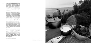 12 e crítica, Luiz Guilherme Vergara traça em
“Des-ilhamentos das escolas de arte: dis-
topias e utopias negativas” breve genealo-
gia das utopias negativas que vê animar o
próprio projeto Desilha, extraindo do nome
a intuição de “des-ilhamentos” em vigor no
esgarçamento do campo de pesquisa-ação
artística em suas múltiplas temporalidades e
territorialidades.
Reencenando sob forma gráfica e textual o
encerramento do seminário Desilha_2018,
a proposição “Grupo:dispositivo:situação”, é
rememorada aqui por seus autores, Cristina
T. Ribas e Lucas S. Icó. Concebida a partir
de convite, a ação é um misto entre palestra
e performance e combina estudos comparti-
lhados sobre dispositivos grupais a partir de
exercícios do Teatro do Oprimido. O texto-
-roteiro-ilustrado registra os corpos em mo-
vimento – ainda que fixados em fotografia –
no momento tenso-melancólico-apocalíptico
que se delineou entre o primeiro e o segun-
do turno das eleições presidenciais. No dis-
positivo não totalmente fechado, situações
– plurais – seguem em aberto – para firmes
lutas em pé.
Agradecemos a todas e todos que nos acom-
panharam nas diversas jornadas ao longo do
período e à CAPES/Proex, via PPGAV-EBA-
UFRJ, que possibilitou a materialização e o
compartilhamento destes registros na forma
do livro que ora apresentamos, sob a capa
(ir)radiante de Rafael Alonso, disponibili-
zando-o para a pesquisa e para as discus-
sões que seguem.
Livia Flores e Michelle Sommer
A tensão de Xangô, de Ronald Duarte, 2016.
 