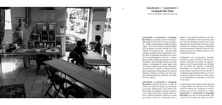 180 181
espaço e suas pessoas através da sua pre-
sença. E, catalizando outras presenças entre
uma série de atividades, posiciona-se ao lado
das profusões já existentes no entorno, impul-
sionando-as. Presença, escuta e afetividade
conectam saberes e tradições locais em ativi-
dades propostas ali. A artista, presente, escuta.
E coletivamente age.
Configurada uma programação flutuante,
acontecem grupos de estudos; oficinas; wor-
kshops; confecção de produtos de limpeza e
higiene; encontros para preparo de refeições
com as partes dos legumes normalmente
descartadas; um escritório aberto de arqui-
tetura (porque assistência técnica também é
um direito); programação de filmes na TV com
crianças (e pipoca); mostra de vídeos africa-
nos e afrodiaspóricos expandidos à rua; entre
outras ações.
O experimental não se define. Talvez seja essa
a singularidade mais pulsante da produção
artística brasileira que, atualizada no contem-
porâneo, assume sua vivacidade no projeto
Lanchonete <> Lanchonete // Ocupação
Bar Delas, que não se deixa apreender pelo
“o que é?”. No projeto, não regido por finali-
Lanchonete <> Lanchonete //
Ocupação Bar Delas
Thelma Vilas Boas e Michelle Sommer
Lanchonete <> Lanchonete // Ocupação
Bar Delas é um projeto que vem sendo ges-
tado desde 2015. Em 2017 ocupou o Saracu-
ra – espaço experimental de arte na mesma
região – e, em 2018, acoplou-se ao Bar Delas,
uma ocupação feminista liderada por Kriss
Coiffeur. Ao tradicional bar – que já acolhia
crianças, moradores locais, passantes e turis-
tas, além de pacientes psiquiátricos em situa-
ção de vulnerabilidade no entorno – aderem
agora também artistas, pesquisadores, críticos
e curadores. Na diversidade adversa, uma rede
híbrida é configurada. É nesse lugar, entre
uma cultura riquíssima que resiste à opressão,
que assenta-se o projeto: na Pequena África,
que compreende a zona portuária e os bairros
Gamboa e Saúde, lar histórico de comunida-
des remanescentes de quilombos na cidade
do Rio de Janeiro.
Lanchonete <> Lanchonete // Ocupação
Bar Delas é brecha de luz em um Rio de
Janeiro sob trevas. No espaço de socialização
com portas abertas para a rua, Thelma Vilas
Boas instala uma pequena cozinha, um letreiro
e um quadro de giz que conecta exterior-in-
terior. A artista-propositora reafirma o convite
para entrar e firma um compromisso com o
 