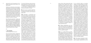 182 183
A conversa, estruturada a partir de três per-
guntas, apresenta um breve histórico, inten-
cionalidade e funcionamento da Lanchonete
<> Lanchonete // Ocupação Bar Delas. A
partir do conjunto das respostas, tem-se um
panorama da atuação da iniciativa.
MS / Por que criar um espaço independen-
te? Qual é o breve histórico do lugar e a es-
pecificidade do contexto onde se assenta o
projeto hoje?
TVB / Lanchonete <> Lanchonete é uma
práxis que combina no mesmo lugar, e atra-
vés da comensalidade, a transformação das
circunstâncias com a atividade humana. Ga-
nhou o apelido de Lanchonete <> Lancho-
nete (L<>L) em 2017, quando se instalou
na garagem do Espaço Saracura, um es-
paço de arte independente que aconteceu
durante 2016 e 2017 no bairro da Saúde.
No início de 2018 a L<>L migrou para o
Bar Delas, um boteco no andar térreo de um
imóvel ocupado há quarenta anos por cida-
dãos sem moradia, no bairro da Gamboa.
Tanto o Saracura quanto o Bar Delas estão
na Pequena África, região portuária da cida-
de do Rio de Janeiro. Constrangida com o
não engajamento político de minha atuação
artística e os limites físicos e conceituais do
campo da arte contemporânea diante do
crítico contexto socioeconômico, da cres-
cente injustiça social e do anúncio do final
de políticas governamentais de proteção
aos direitos das minorias e dos recursos
naturais, desde 2006, não foi mais possível
continuar compactuando com o fenômeno
da globalização em seus aspectos econômi-
cos e da informação, pois estava claro que
eu participava da reprodução de um siste-
ma discriminatório que produz diferenças de
dades “para”, mas por proposições “com”, as
práticas horizontais de troca se dão em um
efetivo afetivo.
Distante dos confinamentos da arte, amplia as
redes de apoio aos movimentos de resistência
locais; ativa a economia do lugar com ênfase
no que é produzido ali e contribui, assim, para
a geração de recursos para a manutenção das
atividades e permanência de pessoas. Aderem
a este movimento aqueles que acreditam em
outro modo de fazer cidade e construir outros
modos de existência. No ato de fazer-fazendo,
a tríade presença, escuta e afeto são impulsos
revolucionários que alimentam as lutas para
existência e resistência no presente.
No contexto dessa publicação, o projeto é de-
batido a partir de três eixos: a apresentação
de trechos de uma conversa estabelecida en-
tre Thelma Vilas Boas e eu contextualizando
o quê é um espaço “independente” hoje; um
registro de imagens que visualmente expres-
sam a diversidade das atividades realizadas no
espaço; e o relato de um diálogo estabelecido
entre a artista-propositora e Kauãn, uma entre
as tantas crianças que vivem o projeto.
M.S.
I - UMA CONVERSA
Thelma Vilas Boas & Michelle Sommer
No início de 2019, durante a realização de
pesquisa sobre modos de fazer espaços “in-
dependentes” na América Latina, Thelma Vi-
las Boas e eu debatemos, por escrito, sobre
o que é um espaço “independente” hoje e o
que significa a ocupação desse lugar estra-
tégico de resistência na produção, circulação
e difusão das artes visuais no aqui e agora.
em um movimento coletivo, com diversas
estações de experimentações em diferen-
tes campos do saber que colaboram para a
potencialização das subjetividades de seus
participantes, majoritariamente locais e de
baixa renda, para meu/seu/nosso desenvol-
vimento físico/intelectual e psíquico, através
da convivência em um ambiente saudável,
seguro, digno e rico nas diferenças e diversi-
dades, favorecendo a troca de aprendizados
entre todes, criando presentes sem violência
e que possam gestar outros futuros. Utiliza
uma linguagem simples e franca, construída
concomitantemente à escuta e não somente
a partir das narrativas dominantes, refletindo
sobre os gestos a partir do que estes mes-
mos falam e apontam, sobre os contextos lo-
cais e suas singularidades, as urgências e as
prioridades das gentes e dos corpos pretos e
pobres, os afetos, o comum, a rua, a praça, o
público, a cidade, a história, a construção de
inteligências locais, o lugar de fala, a comen-
salidade, a arte, a cultura, a política etc. É um
potente vetor para se pensar as produções
e articulações das políticas dos encontros,
que, através de suas diferentes perspectivas,
contribuem para o debate com qualidade e
legitimam o pensamento decolonizado. Um
movimento que pensa, se organiza e (re)
compõe (novas) inteligências a partir de múl-
tiplos corpos, de artistas locais e de outras
bandas, que resistem aos apagamentos da
história de violência e injustiça social que se
dá no Brasil desde seu descobrimento pelos
europeus, e que pensam a urgência de se
pautar as questões que são essenciais para
restituir humanidades negadas.
MS / Entre criação, manutenção e sobrevi-
vência, as formas de organização e articu-
lação de espaços independentes são múlti-
status cultural e status material entre todas
as gentes, mesmo “fazendo arte”. Passei a
problematizar o papel do artista na estrutu-
ração do pensamento sobre as mudanças
de paradigmas na arte, busquei agir e pen-
sar sobre as incongruências do sistema da
arte e nada me interessou mais na produ-
ção de arte cooptada pelo liberalismo eco-
nômico, transformada em commodities. Me
interessou olhar para as urgências e priori-
dades do povo e do meio ambiente e con-
tribuir efetivamente para emancipação das
pessoas do sistema vigente de exclusão de
muitos e a garantia de privilégio de poucos,
combinado com a preservação da natureza.
Para tanto a Lanchonete <> Lanchonete
foi desenvolvida, com, para e na Pequena
África, tendo como ponto de partida tanto
avistar gestos de resistência diante da de-
sumanização do presente como contribuir
na estruturação de um pensamento sobre
as mudanças de paradigmas também no
campo expandido da arte.
MS / Espaços independentes são comu-
mente reconhecidos pelo seu engajamento
social com o contexto local através de ativi-
dades propostas. Como são construídas as
relações / ativações do projeto com o con-
texto circundante ao espaço?
TVB / A L<>L, prática artística com sensibi-
lidade relacional que faz uso da potência da
comensalidade como dispositivo de ativação
de relações entre o campo da arte e o con-
texto local, percebe seus participantes com
as singularidades e especificidades relativas
ao recorte geográfico onde o projeto se dá,
dentro do contexto carioca, na zona portuá-
ria do Rio de Janeiro, na Pequena África, aos
pés do Morro da Providência. Se apresenta
 