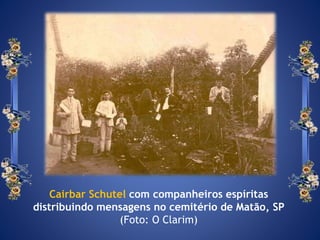 Cairbar Schutel com companheiros espíritas
distribuindo mensagens no cemitério de Matão, SP
(Foto: O Clarim)
 
