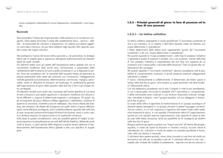 sistema di gioco -VOLUME I-stile correzione2.qxd

24/10/2004

22:09

Page 22

Sistema di gioco: nozione e requisiti

Sistema di gioco: nozione e requisiti

scano e sappiano interpretare la nuova disposizione, mantenendo i nuovi equilibri.

Razionale

I.2.2 - Principi generali di gioco: in fase di possesso ed in
fase di non possesso
I.2.2.1 - La tattica collettiva

Deve prevedere l’utilizzo dei singoli giocatori nelle posizioni e coi compiti più congeniali. Deve essere formulato in base alle caratteristiche fisico – tecnico – tattiche – di personalità dei calciatori a disposizione. Un sistema può essere oggettivo come idea e struttura, ma poi deve adattarsi negli equilibri alle capacità, qualità e valori dei singoli calciatori.
Nel predisporre il piano del lavoro tattico generale e, nel particolare, la strategia
tattica per le singole gare è opportuno distinguere preliminarmente gli elementi
stabili da quelli variabili.
Gli elementi stabili sono gli aspetti dell’impostazione tattica globale che non è
conveniente modificare (vedi anche retro, Introduzione), a prescindere dalle
caratteristiche dell’avversario di turno e dalle circostanze in cui si disputerà la partita. Sono da considerarsi tali: la mentalità della squadra (intesa ad esprimere le
proprie potenzialità nella realtà del confronto con l’avversario); l’atteggiamento
mentale generale (concentrazione, determinazione, convinzione, impegno, personalità, modo di affrontare le situazioni ad handicap); le caratteristiche generali
dell’organizzazione di gioco della squadra nelle due fasi (i temi e gli sviluppi tattici privilegiati).
Gli elementi variabili sono quelli che, muovendo dall’analisi specifica di una serie
di stati e situazioni, può essere opportuno o necessario modificare e/o attuare in
forme differenti in ragione di determinate esigenze o contingenze. Tra questi, sia
gli accorgimenti del gioco difensivo (difesa aggressiva o attendistica, scalature di
posizioni e marcature, modalità e zone di raddoppio, tipo zone e altezze del pressing, tipo situazioni ed altezze del fuorigioco) sia quelli relativi al gioco offensivo
(quali uscite difensive privilegiare, quali modalità preferire riguardo alle sotto fasi
di post conquista/costruzione/sviluppo/rifinitura/conclusione, dove e come creare e sfruttare situazioni di soprannumero e di superiorità numerica).
Sulla base di queste considerazioni, sarà poi possibile gestire al meglio la programmazione e la periodizzazione annuale dell’attività didattica, definendo quali
unità di lavoro, in quali periodi della stagione e quanto tempo dedicare al perfezionamento dell’impostazione tattica globale e alla cura specifica di singole
gare.

22

La tattica collettiva rappresenta in modo semplificato “il movimento coordinato di
due o più calciatori, di un reparto o dell’intera squadra inteso ad ottenere uno
scopo determinato in precedenza”.
I fattori determinanti della tattica sono rappresentati, quindi, dal “movimento
coordinato” e da uno “scopo determinato in precedenza”.
Per quanto riguarda lo “scopo predeterminato”, nella fase di possesso l’obiettivo
in generale è quello di superare o eludere uno o più avversari, mentre nella fase
di non possesso l’obiettivo è rappresentato dal non farsi mai superare da un
avversario (con o senza palla, a seconda delle situazioni). Tutto ciò grazie alla collaborazione dei compagni.
Per quanto riguarda il “movimento coordinato”, devono considerarsi tutte le possibilità di comportamento avversario e quindi proporre eventuali atteggiamenti
individuali e collettivi.
Il calcio, individualmente e collettivamente, è determinato dai fattori spazio e
tempo nelle due fasi di gioco: ed è proprio su questi parametri che deve fondarsi l’allenamento tattico.
Ciò che dobbiamo considerare non è solo il singolo in tutte le sue manifestazioni con o senza palla, ma anche la necessità che il movimento e i comportamenti delle individualità siano collocati in una struttura relazionale ordinata, omogenea, interrelata e plastica: cioè il gruppo-squadra, col suo atteggiarsi in entrambe le fasi di gioco.
Lo scopo della tattica è agevolare la trasformazione di un gruppo sociologico di
elementi spesso eterogenei in un gruppo che parli lo stesso linguaggio calcistico:
che sia unitario, in cui tutti capiscano e ragionino allo stesso modo nella medesima situazione di gioco. In una squadra il fondamento tattico è l’organizzazione:
quanto più una squadra esprime organizzazione, cioè capacità di capire le stesse cose nella stessa situazione, tante più possibilità ha di conseguire gli obiettivi
nelle due fasi di gioco.
Bisogna pertanto giungere a parlare una “lingua comune” all’interno del grupposquadra, in modo da capire le situazioni in maniera univoca; occorre creare le
interrelazioni tra i calciatori in modo da essere una squadra equilibrata e funzionale, oltre che elastica e razionale.
Il calciatore deve sapere quando, come, dove muoversi e cosa fare nel modo più
economico ed utile per la squadra e per sé. Il calciatore efficace è colui che –
rispetto alle richieste del modello di prestazione – esprime una tecnica precisa in

23

 