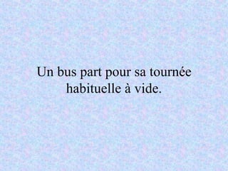 Un bus part pour sa tournée habituelle à vide. 