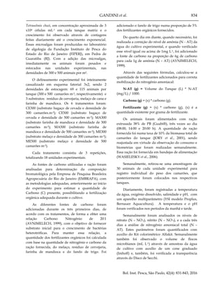 GANDINI et al. 834
Bol. Inst. Pesca, São Paulo, 42(4): 831-843, 2016
Tetraselmis chuii, em concentração aproximada de 3
x104 células mL-1 em cada tanque matriz e o
crescimento foi observado através de contagens
feitas diariamente até o crescimento exponencial.
Essas microalgas foram produzidas no laboratório
de algologia da Fundação Instituto de Pesca do
Estado do Rio de Janeiro (FIPERJ), em Pedra de
Guaratiba (RJ). Com a adição das microalgas,
imediatamente os animais foram pesados e
estocados nas unidades experimentais, nas
densidades de 300 e 500 animais por m².
O delineamento experimental foi inteiramente
casualizado em esquema fatorial 3x2, sendo 2
densidades de estocagem: 69 e 115 animais por
tanque (300 e 500 camarões m-2, respectivamente) e
3 substratos: resíduo de cervejaria, melaço de cana e
farinha de mandioca. Os 6 tratamentos foram:
CE300 (substrato bagaço de cevada e densidade de
300 camarões.m-2); CE500 (substrato bagaço de
cevada e densidade de 500 camarões m-2); MA300
(substrato farinha de mandioca e densidade de 300
camarões m-2); MA500 (substrato farinha de
mandioca e densidade de 500 camarões m-2); ME300
(substrato melaço e densidade de 300 camarões m-2);
ME500 (substrato melaço e densidade de 500
camarões m-2).
Cada tratamento consistiu de 3 repetições,
totalizando 18 unidades experimentais.
As fontes de carbono utilizadas e ração foram
analisadas para determinação da composição
bromatológica pela Empresa de Pesquisa Brasileira
Agropecuária do Rio de Janeiro (EMBRAPA), com
as metodologias adequadas, anteriormente ao início
do experimento para estimar a quantidade de
Carbono (C) presente, possibilitando a fertilização
orgânica adequada durante o cultivo.
As diferentes fontes de carbono foram
adicionadas durante os três primeiros dias, de
acordo com os tratamentos, de forma a obter uma
relação Carbono: Nitrogênio de 20:1
(AVNIMELECH, 1999), com o objetivo de fornecer
substrato inicial para o crescimento de bactérias
heterotróficas. Para manter essa relação, a
quantidade dos fertilizantes orgânicos foi calculada
com base na quantidade de nitrogênio e carbono da
ração fornecida, do melaço, resíduo de cervejaria,
farinha de mandioca e do farelo de trigo. Foi
adicionado o farelo de trigo numa proporção de 5%
dos fertilizantes orgânicos fornecidos.
Do quarto dia em diante, quando necessário, foi
realizada a correção do nível de amônia (N - AT) da
água do cultivo experimental, e quando verificado
esse nível igual ou acima de 1mg L-1, foi adicionado
a fonte de carbono na proporção de 6g de carbono
para cada 1g de amônia (N – AT) (AVNIMELECH,
1999).
Através das seguintes fórmulas, calculou-se a
quantidade de fertilizantes adicionados para correta
mobilização do nitrogênio amoniacal:
N-AT (g) = Volume do Tanque (L) * N-AT
(mg/L) / 1000.
Carbono (g) = (x) * carbono (g).
Fertilizante (g) = (x) * carbono (g), (x) é a
quantidade existente por grama de fertilizante.
Os animais foram alimentados com ração
extrusada 38% de PB (Guabi®), três vezes ao dia
(08:00, 14:00 e 20:00 h). A quantidade de ração
fornecida foi numa taxa de 10% da biomassa total de
camarões do tanque (JORY et al., 2001), sendo
reajustada em virtude da observação do consumo e
biometrias que foram realizadas semanalmente.
Essa ração foi fornecida em bandejas de alimentação
(WASIELESKY et al., 2006).
Semanalmente, retirou-se uma amostragem de
30 animais de cada unidade experimental para
registro individual do peso dos camarões, que
posteriormente foram colocados nos respectivos
tanques.
Diariamente, foram registradas a temperatura
da água, oxigênio dissolvido, salinidade e pH, com
um aparelho multiparâmetro (YSI modelo Proplus,
Bernauer Aquacultura). A temperatura e o pH
foram verificados nos períodos da manhã e tarde.
Semanalmente foram analisados os níveis de
nitrato (N – NO-
2), nitrito (N – NO-
3), e a cada três
dias a análise de nitrogênio amoníacal total (N –
AT). Estes parâmetros foram quantificados com
auxílio do Kit colorimétrico Alfakit. Semanalmente
também foi observado o volume de flocos
microbianos (mL L-1) através de amostras da água
de cultivo com auxílio de um cone graduado
(Imhoff) e, também, foi verificada a transparência
através do Disco de Secchi.
 