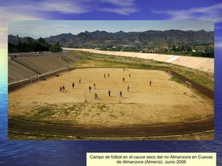 Campo de fútbol en el cauce seco del río Almanzora en Cuevas de Almanzora (Almería). Junio 2006 