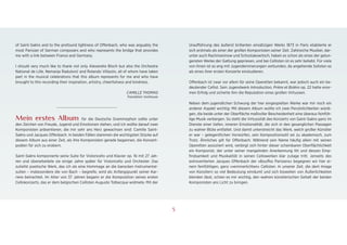1
of Saint-Saëns and to the profound lightness of Offenbach, who was arguably the
most Parisian of German composers and who represents the bridge that provides
me with a link between France and Germany.
I should very much like to thank not only Alexandre Bloch but also the Orchestre
National de Lille, Nemanja Radulović and Rolando Villazón, all of whom have taken
part in the musical celebrations that this album represents for me and who have
brought to this recording their inspiration, artistry, cheerfulness and kindness.
CAMILLE THOMAS
Translation: texthouse
>>>>
Mein erstes Album für die Deutsche Grammophon sollte unter
den Zeichen von Freude, Jugend und Emotionen stehen, und ich wollte darauf zwei
Komponisten präsentieren, die mir sehr ans Herz gewachsen sind: Camille Saint-
Saëns und Jacques Offenbach. In beiden Fällen stammen die wichtigsten Stücke auf
diesem Album aus einer Zeit, als ihre Komponisten gerade begannen, die Konzert-
podien für sich zu erobern.
Saint-Saëns komponierte seine Suite für Violoncello und Klavier op. 16 mit 27 Jah-
ren und überarbeitete sie einige Jahre später für Violoncello und Orchester. Das
zutiefst poetische Werk, das ich als eine Hommage an die barocken Instrumental-
suiten – insbesondere die von Bach – begreife, wird als Anfangspunkt seiner Kar-
riere betrachtet. Im Alter von 37 Jahren begann er die Komposition seines ersten
Cellokonzerts, das er dem belgischen Cellisten Auguste Tolbecque widmete. Mit der
Uraufführung des äußerst brillanten einsätzigen Werks 1873 in Paris etablierte er
sich erstmals als einer der großen Komponisten seiner Zeit. Zahlreiche Musiker, dar-
unter auch Rachmaninow und Schostakowitsch, haben es schon als eines der gelun-
gensten Werke der Gattung gepriesen, und bei Cellisten ist es sehr beliebt. Für viele
von ihnen ist es eng mit Jugenderinnerungen verbunden, da angehende Solisten es
als eines ihrer ersten Konzerte einstudieren.
Offenbach ist zwar vor allem für seine Operetten bekannt, war jedoch auch ein be-
deutender Cellist. Sein Jugendwerk Introduction, Prière et Boléro op. 22 hatte enor-
men Erfolg und sicherte ihm die Reputation eines großen Virtuosen.
Neben dem jugendlichen Schwung der hier eingespielten Werke war mir noch ein
anderer Aspekt wichtig: Mit diesem Album wollte ich zwei Persönlichkeiten würdi-
gen, die beide unter der Oberfläche maßvoller Bescheidenheit eine überaus feinfüh-
lige Musik verbergen. So steht die Virtuosität des Konzerts von Saint-Saëns ganz im
Dienste einer tiefen, inneren Emotionalität, die sich in den gesanglichen Passagen
zu wahrer Blüte entfaltet. Und damit unterstreicht das Werk, welch großer Künstler
er war – gelegentlichen Vorwürfen, sein Kompositionsstil sei zu akademisch, zum
Trotz. Ähnliches gilt für Offenbach: Während sein Name häufig allein mit seinen
Operetten assoziiert wird, verbirgt sich hinter dieser scheinbaren Oberflächlichkeit
ein Komponist, der unter seiner mangelnden Anerkennung litt und dessen Emp-
findsamkeit und Musikalität in seinen Cellowerken klar zutage tritt. Jenseits des
extrovertierten Jacques Offenbach der »Bouffes Parisiens« begegnen wir hier ei-
nem feinfühligen, ganz »verinnerlichten« Cellisten. In unserer Zeit, die dem Image
von Künstlern so viel Bedeutung einräumt und sich bisweilen von Äußerlichkeiten
blenden lässt, schien es mir wichtig, den wahren künstlerischen Gehalt der beiden
Komponisten ans Licht zu bringen.
5
 