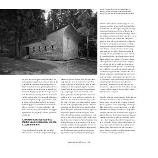 wartościowymi osiągnięciami ludzkości. Nie
można jednak zapominać, że każda sztuczność
prowadzi do zubożenia doznań zmysłowych.
Widać to zwłaszcza tam, gdzie bryła architek-
toniczna łączy się z nowoczesną technologią,
tworząc hybrydyczny system. W Tegia da vaut
elektronika to szlachetny dodatek do zasadni-
czej formy budynku. W ten sposób właściwości
nowoczesnej technologii, jej nienaturalność,
są wyrażone konsekwentnie. W ten sposób
technologia jest też źródłem doznań dla niej
tylko typowych. Przy odpowiedniej wrażli-
wości może się stać, jak stwierdził Heidegger,
wyzwaniem dla przyrody i ukazać jej ukryte
możliwości.
Elementy budujące nastrój,
także światło i zapachy, kształ-
tują przestrzeń
Plong Vaschnaus (Pastwisko dla owiec) to
retoromańskie określenie niepowtarzalnego
zakątka w gminie Domat/Ems. Niepowtarzal-
nego dlatego, że na stosunkowo niewielkim
obszarze można tu doświadczyć odmiennych
nastrojów. Dolne rejony Plong Vaschnau to
pastwisko, nad jego terenem dominują linie
wysokiego napięcia i hałas żwirowni. Oto-
czenie jest silnie stechnicyzowane. Równina
zmienia się w teren spadzisty, wspinając się
w stronę lasu. Krajobraz zmienia się całkowi-
cie. Nagle czujemy się przeniesieni do innego
świata. Później napotykamy polanę i robi się
coraz jaśniej. Tam właśnie rozciąga się długa
ściana budynku. Łuskowata elewacja w pierw-
szej chwili sprawia wrażenie zapory. Dolna
krawędź budynku podąża za opadającym pod-
łożem, a linia dachu wspina się ku niebu mię-
dzy drzewami. Stopniowo forma budynku staje
się łagodniejsza, traci stanowczość. W struk-
turze lasu można dostrzec głęboką dziurę. To
przejście, które po kilku krokach zaprowadzi
nas do obszernej przestrzeni z podwójnym
szpalerem dużych, jakby wyolbrzymionych
kolumn. Przez chwilę odwiedzający nie jest
w stanie uwolnić się spod wpływu silnej obec-
ności budulca. Dach biegnie ku górze, nadając
przestrzeni dźwięczność. Został zbudowany
z jednego materiału: drewna jodłowego. Mate-
riał jest różnorodnie ustrukturyzowany i obro-
biony. Podpiera, jest nośnikiem, łączy i roz-
granicza. W niektórych miejscach wydaje się,
że drzewo tworzy grubą, masywną warstwę,
w innych zaś sprawia wrażenie lekkiej tkani-
ny. Detale nie chcą zwracać na siebie uwagi,
ale współtworzyć całość. Zarówno materiał,
jak i jego obróbka przyczyniają się do realiza-
cji zasadniczej idei, współtworzą przestrzeń,
dają wrażenie przytulności i bezpieczeństwa.
Ściana położona naprzeciwko drzwi wejścio-
wych jest w całości przeszklona. Dominacja
drewnianych kolumn sprawia, że przezroczy-
stość szkła i wyrwa w drewnianej ścianie nie
tworzą mocnego kontrastu z wnętrzem. Pnie
drzewa widoczne w pobliskim lesie są widocz-
ne przez szyby i zamykają przestrzeń. Nie ma
tu panoramy, która zakłócałaby relację między
przestrzenią architektury a krajobrazem.
Otwartość i zamknięcie są jednocześnie wy-
zwoleniem i ograniczeniem. Podział na naturę
i kulturę ulega zatarciu. Jestem jednocześnie
w środku i na zewnątrz.
Światło rozjaśnia pomieszczenie, docierając tu
przez korony drzew. Ciemne obszary kontra-
stują z jasno oświetlonymi. Potężne kolumny
rzucają głębokie cienie na podłogę z desek, po-
dobnie jak jodły i sosny. Rozproszone światło
delikatnie modeluje nierówności i pory drew-
nianych powierzchni. Pomieszczenie wypełnia
zapach drewna. W centrum chaty znajduje się
kamienny obiekt. W pobliżu stoi kilka krzeseł
i stół. Rura biegnąca ku sufitowi sygnalizuje,
że to palenisko. Ciepło, jakie rozchodzi się od
pieca, staje się intensywniejsze, gdy podcho-
dzimy bliżej. Można poczuć, jak powietrze
tężeje. Stojące powietrze zyskuje masę, mamy
wrażenie, że można go dotknąć.
Gion A. Caminda, Tegia da vaut – wielofunkcyjny
budynek służący potrzebom mieszkańców gminy
Domat/Ems w szwajcarskim kantonie Gryzonia, 2014
fot.r.feiner
autoportret 1 [48] 2015 | 58
 