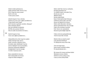 128
ŞAFAKÇUBUKÇU
129
AKŞAMDANKALMAVANGELIS
Sabah ortalık aydınlanınca,
Şaşkın gözlerle baktı duvara Cana.
Evet, Ga-ga’ydı yazıyı yazan!
Bir fil, evet ama
O’ydu yazıyı yazan!..
Çıkardı Ga-ga’yı Cana, ahırdan.
Sarıldı O’na uzun uzun, ağladı yanaklarınca.
Yoksa Hubli miydi Ga-ga?
Bir fil olarak mı gelmişti, yeniden, dünyaya?
Öyle olmalıydı elbette;
Kaç kere görülür ki yaşamda,
Bir filin yazı yazması duvara…
Hem de yıllar öncesinden bir hatıra…
Sarıldı Ga-ga’ya Cana,
Uzun uzun ağladı yanaklarınca…
Anlayabiliyordu artık; Ga-ga’nın yaşları
Neden dinmişti tahtı atınca…
Hubli, sonunda, yıllardan sonra,
Bu kadar yakın olabilmişti Cana’ya.
Sırtına değmişti Cana’nın bacakları,
Boynuna yaslanmıştı göğüsleri,
Kulağındaydı Cana’nın yanağı,
Ve elleri, boynuna sarılı…
Kime anlatabilir ki durumu,
Kimi söyleyebilir ki sevinçle,
Ga-ga’nın Hubli olduğunu…
Haber saldı Falcı Ana’ya, mutluydu,
Konağa gelmeliydi ana,
Ve müjdeli haberi verecekti O’na,
Buruk ama yine de
Müjdeli haberi.
Buruk çünkü Hubli,
İnsan olarak gelmemişti dünyaya.
Üzülmeye gerek yoktu çok fazla,
Bunun da bakılırdı bir yoluna.
Haber saldı dilencilere, falcılara,
Hemen gelmeliydi Falcı Ana, konağa.
Fakat uzun aramalar sonunda
Falcı Ana’yı son zamanlarda
Kimsenin görmediğini öğrendi.
Yoktu sevincini paylaşabileceği,
Tek bir insan bile evrende.
Böylesi daha mı iyiydi acaba?
Çok yakınlardı Hubli’yle
Ve bilmiyordu bunu Peter bile.
Yine de hangi insan,
İnsan insana sarılmak varken,
Fil olarak kalmak ister…
Bir insanın bir insana sarılması kadar
Mutluluk veremez elbette
Hubli’nin sırtına çıkmış Cana,
Cana’yı sırtına almış Hubli.
 