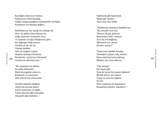 180
ŞAFAKÇUBUKÇU
181
AKŞAMDANKALMAVANGELIS
Karşılığını istiyorsun bizden,
Bulamazsın bizde karşılığı...
Çünkü vazgeçmişliğimiz nedeniyledir varlıktan,
Kendimize yol bilmişiz dağları...
Reddediyoruz biz varlığı da yokluğu da!
Hem, bu göksel elma bahçesi de,
Doğa ananındır herşeyden önce
Ve hepimiz çocuğu olduğumuza göre,
Bu doğurgan doğa ananın;
Yiyelim siz de, biz de,
Yiyelim birlikte!
Sizin de doğadır ananız,
Hepimiz kardeşiz demek ki...
Bundandır, uzatıyoruz ellerimizi!
Uzatıyoruz ellerimizi size...”
“Biz anlamayız bu dilden,
Bu süslü dilinizden...
Bizde konuşanlar yalnızca,
Kılıçlardır ve susmazlar,
Hele ellerini hiç uzatmazlar...
Görelim bakalım bileğiniz,
Güçlü mü çeneniz kadar!
Çıksın aranızdan en yiğidi,
Yoksa çıkacak yiğit aranızdan,
Alıp gideceğiz kadınları...”
Saldıracak gibi hazırlandı,
Bileği ağır olanları...
Ama Cana, öne atıldı!:
“Dediklerini anımsayın Buddha’nın:
“Bu yolculuk sizin için,
Olmasın bir güç gösterisi.
Kuşanmayın kılıcı, kamayı,
Sizin bu yolculuğunuz,
Öğrenmek için olacak
Kendini aşmayı!””
“İnsan nasıl aşabilir kendini,
Atılmışken yaşamı, kılıç önüne?..
İnsan nasıl kavramaz kabzayı,
Bilirken ona vuracaklarını...”
“Dur savaşçı!
Her insan gibi,
Sizin de vardır bir yaşam öykünüz!
Bilmek isteriz, sizi eşkıya
Yapıp da savuran dağlara
Ne idi?
Neler yaşadınız da kuşandınız
Kuşandınız kılıçları, kamaları?..”
 