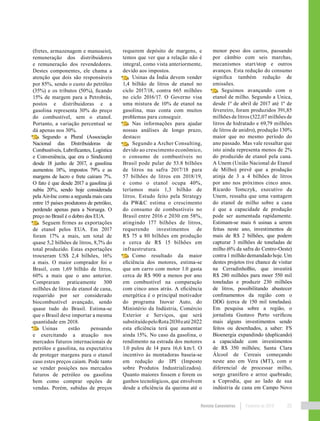 Revista Canavieiros Fevereiro de 2018 25
(fretes, armazenagem e manuseio),
remuneração dos distribuidores
e remuneração dos revendedores.
Destes componentes, ele chama a
atenção que dois são responsáveis
por 85%, sendo o custo do petróleo
(35%) e os tributos (50%), ficando
15% de margem para a Petrobrás,
postos e distribuidoras e a
gasolina representa 30% do preço
do combustível, sem o etanol.
Portanto, a variação percentual se
dá apenas nos 30%.
Segundo a Plural (Associação
Nacional das Distribuidoras de
Combustíveis, Lubrificantes, Logística
e Conveniência, que era o Sindicom)
desde 18 junho de 2017, a gasolina
aumentou 18%, impostos 79% e as
margens de lucro e frete caíram 7%.
O fato é que desde 2017 a gasolina já
subiu 20%, sendo hoje considerada
pela Air-Inc como a segunda mais cara
entre 15 países produtores de petróleo,
perdendo apenas para a Noruega. O
preço no Brasil é o dobro dos EUA.
Seguem firmes as exportações
de etanol pelos EUA. Em 2017
foram 17% a mais, um total de
quase 5,2 bilhões de litros, 8,7% do
total produzido. Estas exportações
trouxeram US$ 2,4 bilhões, 16%
a mais. O maior comprador foi o
Brasil, com 1,69 bilhão de litros,
60% a mais que o ano anterior.
Compraram praticamente 300
milhões de litros de etanol de cana,
requerido por ser considerado
biocombustível avançado, sendo
quase tudo do Brasil. Estima-se
que o Brasil deve importar a mesma
quantidade em 2018.
Usinas estão pensando
e exercitando a atuação nos
mercados futuros internacionais de
petróleo e gasolina, na expectativa
de proteger margens para o etanol
caso estes preços caiam. Pode tanto
se vender posições nos mercados
futuros de petróleo ou gasolina
bem como comprar opções de
vendas. Porém, subidas de preços
requerem depósito de margens, e
temos que ver que a relação não é
integral, como vista anteriormente,
devido aos impostos.
Usinas da Índia devem vender
1,4 bilhão de litros de etanol no
ciclo 2017/18, contra 665 milhões
no ciclo 2016/17. O Governo visa
uma mistura de 10% de etanol na
gasolina, mas conta com muitos
problemas para conseguir.
Nas informações para ajudar
nossas análises de longo prazo,
destaco:
Segundo a Archer Consulting,
devido ao crescimento econômico,
o consumo de combustíveis no
Brasil pode pular de 53.8 bilhões
de litros na safra 2017/18 para
57 bilhões de litros em 2018/19,
e como o etanol ocupa 40%,
teríamos mais 1,3 bilhão de
litros. Estudo feito pela Strategy
da PW&C estima o crescimento
do consumo de combustíveis no
Brasil entre 2016 e 2030 em 58%,
atingindo 177 bilhões de litros,
requerendo investimentos de
R$ 75 a 80 bilhões em produção
e cerca de R$ 15 bilhões em
infraestrutura.
Como resultado da maior
eficiência dos motores, estima-se
que um carro com motor 1.0 gasta
cerca de R$ 900 a menos por ano
em combustível na comparação
com cinco anos atrás. A eficiência
energética é o principal motivador
do programa Inovar Auto, do
Ministério da Indústria, Comércio
Exterior e Serviços, que será
substituídopeloRota2030eaté2022
esta eficiência terá que aumentar
ainda 15%. No caso da gasolina, o
rendimento na estrada dos motores
1.0 pulou de 14 para 16,6 km/l. O
incentivo às montadoras baseia-se
em redução do IPI (Imposto
sobre Produtos Industrializados).
Quanto maiores fossem e forem os
ganhos tecnológicos, que envolvem
desde a eficiência da queima até o
menor peso dos carros, passando
por câmbio com seis marchas,
mecanismos start/stop e outros
avanços. Esta redução do consumo
significa também redução de
emissões.
Seguimos avançando com o
etanol de milho. Segundo a Unica,
desde 1º de abril de 2017 até 1º de
fevereiro, foram produzidos 391,85
milhões de litros (322,07 milhões de
litros de hidratado e 69,79 milhões
de litros de anidro), produção 130%
maior que no mesmo período do
ano passado. Mas vale ressaltar que
isto ainda representa menos de 2%
do produzido de etanol pela cana.
A Unem (União Nacional do Etanol
de Milho) prevê que a produção
atinja de 3 a 4 bilhões de litros
por ano nos próximos cinco anos.
Ricardo Tomczyk, executivo da
Unem, ressalta que uma vantagem
do etanol de milho sobre a cana
é que a capacidade de produção
pode ser aumentada rapidamente.
Estimam-se mais 6 usinas a serem
feitas neste ano, investimentos de
mais de R$ 2 bilhões, que podem
capturar 3 milhões de toneladas de
milho (6% da safra do Centro-Oeste)
contra 1 milhão demandado hoje. Um
destes projetos tive chance de visitar
na CerradinhoBio, que investirá
R$ 280 milhões para moer 550 mil
toneladas e produzir 230 milhões
de litros, possibilitando abastecer
confinamentos da região com o
DDG (cerca de 150 mil toneladas).
Em pesquisa sobre a região, o
jornalista Gustavo Porto verificou
mais alguns investimentos sendo
feitos ou desenhados, a saber: FS
Bioenergia expandindo (duplicando)
a capacidade com investimentos
de R$ 350 milhões; Santa Clara
Álcool de Cereais começando
neste ano em Vera (MT), com o
diferencial de processar milho,
sorgo granífero e arroz quebrado;
a Coprodia, que ao lado de sua
indústria de cana em Campo Novo
 
