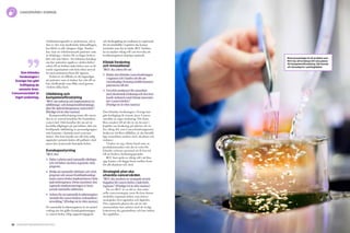 92 Cancerfondsrapporten 2013 Cancerfondsrapporten 2013 93
cancervård i sverige cancervården i sverige
Omhändertagandet av patienterna, vid si­
dan av den rent medicinska behandlingen,
har blivit en allt viktigare fråga. Studier
har visat att välinformerade patienter som
är delaktiga i vården får en högre livskva­
litet och mår bättre. Att inhämta kunskap
om hur patienten upplever vården bidrar
också till att befästa sjukvården som en lä­
rande organisation som hela tiden utveck­
las med patientens bästa för ögonen.
Sedan tre år tillbaka är det lagstadgat
att patienter som så önskar har rätt till en
fast vårdkontakt som följer med genom
vårdens olika faser.
Utbildning och
kompetensförsörjning
”RCC ska utforma och implementera en
utbildnings- och kompetensförsörjnings­
plan för sjukvårdsregionens cancervård.”
(Färdigt två år efter starten).
Kompetensförsörjning inom alla områ­
den är av central betydelse för framtidens
cancervård. Dels handlar det om att sä­
kerställa tillgången på specialister, dels om
fortlöpande utbildning av personalgrupper
som kommer i kontakt med cancerpa­
tienter. Det kan handla om allt från tidig
upptäckt i primärvården till palliativ vård
inom den avancerade hemsjukvården.
Kunskapsstyrning
”RCC ska:
	 Delta i arbetet med nationella riktlinjer
och vid behov utarbeta regionala vård­
program.
	 Stödja att nationella riktlinjer och vård­
program och annan frontlinjekunskap
inom cancervården implementeras i hela
sjukvårdsregionen. Detta innefattar den
regionala implementeringen av kom­
mande nationella målnivåer.
	 Arbeta för att nationella kvalitetsregister
används för cancervårdens verksamhets­
utveckling.” (Färdigt ett år efter starten.)
De nationella kvalitetsregistren är ett nyckel­
verktyg när det gäller kunskapsstyrningen
av cancervården. Hög rapporteringsgrad
och återkoppling på resultaten är avgörande
för att innehållet i registren ska kunna
användas som det är tänkt. RCC bedöms
ha en mycket viktig roll i att övervaka att
kvalitetsregistren utnyttjas optimalt.
Klinisk forskning
och innovationer
”RCC ska arbeta för att:
	 Stärka den kliniska cancerforskningen
i regionen och i landet och för att
vetenskapliga framsteg snabbt kommer
patienterna till del.
	 Utveckla strukturer för samarbete
med akademisk forskning och den fors­
kande industrin samt främja innovatio­
ner i cancervården.”
(Färdigt tre år efter starten.)
Den kliniska forskningen i Sverige har
gått kräftgång de senaste åren. Cancer­
området är inget undantag. Det finns
flera orsaker till att det är så, läs mer i
kapitlet om forskning på sidorna 28–61.
En viktig del, som Cancerfondsrapporten
beskrivit vid flera tillfällen, är det bristfäl­
liga samarbetet mellan vård, akademi och
industri.
Vården ser sig i första hand som en
produktionsenhet och det är svårt för
kliniskt verksam personal att få loss tid
till att bedriva forskningsprojekt.
RCC kan spela en viktig roll i att lösa
upp knutar och bygga broar mellan fram­
för allt akademi och vård.
Strategisk plan ska
utveckla cancervården
”RCC ska utarbeta en strategisk utveck­
lingsplan för cancervården i sjukvårds­
regionen.” (Färdigt två år efter starten.)
De sex RCC är en del av den natio­
nella cancerstrategin, men det kan finnas
särskilda regionala behov som kräver
strategiska överväganden och åtgärder.
Den regionala planen ska på ett sätt
sammanfatta hur arbetet med de övriga
kriterierna ska genomföras och hur målen
ska uppfyllas.
Brist på patologer är ett problem som
RCC har att ta hänsyn till i sina planer
för kompetensförsörjning. Här bereds
ett vävnadsprov i patologlabbet.
Den kliniska
forskningen i
Sverige har gått
kräftgång de
senaste åren.
Cancerområdet är
inget undantag.
 