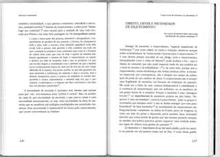 Memória e identidade

também a imortalidade, o que apenas a anamnese, assimilada a um sonho, permitirá salvá-lo. 89 Através do esquecimento, a alma pode "deixar
fugir seu conteúdo" ,90 risco mortal para a unidade de uma vida evocada por Plutarco em uma bela passagem do De tranquillitate animi:
[. .. ] para a maior parte das pessoas, insensível e desagr.1dável, o esquecimento se apodera de seu passado, o devora, faz desaparecer
toda a ação, todo o sucesso, toda distração agradável, toda vida
social, todo o prazer, sem permitir à vida constituir um todo em
que o passado se entrelace com o presente; mas como se o homem
de ontem fosse outro que esse de hoje e aquele de amanhã não
fossem igualmente o mesmo de hoje, o esquecimento os separa

e destrói, por falta de memória, tudo o que se produziu. Os que
nas escolas negam o crescimento com o pretexto de que a matéria
escoa continuamente fazem de cada um de nós um ser sem cessar
diferente de si mesmo, em teoria; porém, os que não guardam em
suas memórias a lembrança do passado e nem a evocam, mas a
deixam desaparecer pouco a pouco, na realidade se tomam desprovidos e vazios, suspendendo o amanhã uma vez que o ano
anterior, a antevéspera e a véspera não lhes concernem e não lhes
hão em absoluto pertencidoY1

A necessidade de recordar é, portanto, real, mesmo que apenas
para que não nos tornemos seres upobres e vazios". Mas, na realidade, mais do que necessidade de memória, o que parece existir é uma
necessidade metamemorial, ou seja, uma necessidade da ideia de memória que se manifesta sob múltiplas modalidades nas sociedades modernas. Essa necessidade é indissociável da busca pelo esquecimento,
que ocorre concomitante ao lembrar.

126

O jogo social da memória e da identidade (1)

DIREITO, DEVER E NECESSIDADE
DE ESQUECIMENTO
''It's a poor of memory that onty works
backwards, the Queen remarked. 'w

Inimigo da memória, o esquecimento, "segredo inquietante da
lembrança"," por vezes objeto de medo e tentação, impõe-se sempre
sobre as lembranças. Se unossa mente é porosa para 0 esquecimento",94
é sem dúvida porque encontra ali um abrigo, pois o esquecimento,
tranquilizador como o vinho de Helena95 , pode acaimar a dor- aqui 0
drama do cimnento que não pode esquecer nada do que poderia ser
o sinal da mentira e da infidelidade -,"' e, de outro lado, porque sem 0
esquecimento, nossas lembranças não teriam nenhum alívio. A memória esquecida, por consequência, não é sempre um campo de ruínas,
pois ela pode ser um canteiro de obras. O esquecimento não é sempre
uma fragilidade da memória, um fracasso da restituição do passado.
Ele pode ser o êxito de uma censura indispensável à estabilidade e
à coerência da representação que um indivíduo ou os membros de
um grupo fazem de si próprios. Porque a memória é uma "paisagem
incerta", 97 os impedimenta da anamnese podem ser pão bento. "Esquecer é uma necessidade", escrevia Lucien Febvre, "para os grupos e
sociedades que desejam viver" e não se deixar esmagar "por esse peso
formidável" de fatos herdados 98 As modalidades de esquecimento são
frequentemente complexas: na aldeia de Pontet, perto de Avignon, lá
onde sua mãe foi presa e deportada pelos nazistas, Isaac Lewendel
percebe que certos heróis da guerra que não haviam prestado atenção
ao martírio dos judeus parecem querer esquecer "uma verdade póstuma capaz de ofuscar suas glórias do passado"."
La memória e + importante di un bel muro pulito, pude ler inscrito na parede em um passeio numa rua de Pisa. O autor desse grafite

127

 