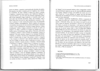 Memória e identidade

pação de ordenar, a segunda é atravessada pela desordem da paixão,
das emoções, dos afetos. A história pode vir a legitimar, mas a memória é fundadora. Ali onde a história se esforça em colocar o passado
a distância, a memória busca fundir-se nele. Halbwachs distinguiu a
"memória histórica", que seria mais uma memória emprestada, aprendida, escrita, pragmática, longa e unificada, e a "memória coletiva", que
seria então uma memória produzida, vivida, oral, normativa, curta e
plural. Pierre Nora, por sua vez, opõe radicalmente a memória e a história. A primeira é a vida, levada pelos grupos vivos, em permanente
evolução, múltipla e desmultiplicada, "aberta à dialética da lembrança
e da amnésia, inconsciente de suas sucessivas deformações, vulnerável
a todos os usos e manipulações, suscetível a longas latências e súbitas
revitalizações". Afetiva e mágica, enraizada no concreto, no gesto, na
imagem e no objeto, a memória "se compõe dos detalhes que a confortam; nutre-se de lembranças vagas, globais e flutuantes, partículares
e simbólicas, sensíveis a todas as formas de transnússão, censura ou
projeções". Ela pode, portanto, integrar-se nas estratégias identitárias.
A história, ao contrário, "vincula-se às continuidades temporais, às evoluções e à relação entre as coisas". Ela pe1tence a todos e a ninguém
e tem vocação ao universal. É uma operação intelectual e laicizante
que leva à análise, ao discurso crítico, à explicação de causas e consequências. A história é sempre prosaica e, enquanto a "memória instala
a lembrança no sagrado, a história busca se distanciar do mesmo".
No entanto, em certos aspectos, a história toma de empréstimo
alguns traços da memória. Como Mnemosyne, Clio pode ser arbitrária,
plural, falível, caprichosa, interpretativa dos fatos, que se esforça em
trazer a luz e compreender. Como a memória, a história pode recompor 0 passado a partir de "pedaços escolhidos", tornar-se um jogo,
objeto de embates e servir de estratégias militantes e identitárias. Os
exemplos são inúmeros de uma história arbitrária em seus campos de
análise (história factual, história das mentalidades, antropologia histórica, núcro-história), em suas categorias e sequências 112 temporais, como
na escolha de termos e conceitos. Assim, observa M. I. Finley, o ter-

132

O jogo social da memória e da identidade (1)

mo "gregos" em um enunciado histórico sobre a Antiguidade constitui
uma generalização enganosa que não dá conta das diferentes maneiras
de ser grego, variáveis no tempo, mas também de acordo com as regiões, classes etc. 113 É uma definição de "gregos" que não está muito
distanciada das autodefinições às quais um grupo pode formular recorrendo às fontes memoriais.
A história é igualmente simplificadora, seletiva e esquecida de
fatos. Finley diz ainda que o passado não se torna inteligível exceto
quando o historiador efetua uma certa seleção em torno de um ou
vários centros de interesse. Documentos e arquivos são interrogados
em relação ao presente do historiador, e não apenas em função de
seus conteúdos. A respeito da ciência nazista, Jeanne Favret-Saada observa que foi preciso esperar 1984 e o livro de Müller-Hill (T6dliche
Wissenschajt) para que fosse desenvolvida uma história do papel dos
eugenistas, dos antropólogos e dos psiquiatras durante o período do
nacional-socialismo. Se essa história foi tardia é porque era impedida
por "um certo estado de forças que organizam a memória social na
Alemanha e em outros lugares" 111 Como todo mundo, os historiadores
são pegos pelo trabalho de construção social da memória, "suas produções são apenas um dos avatares possíveis da memória social". A
história, portanto, pode ser parcial e responder aos objetivos identitários. Na prática, em suas motivações, seus objetivos e, por vezes, seus
métodos, ela toma por empréstimo alguns traços da memória mesmo
que trabalhe constantemente para dela se proteger. A história é, por
essa razão, a "filha da memória" _11 5

NOTAS
2

3

4
5

B. Russell, Histoire des mes idées philosopbiques, op. cit., p. 164.
M. Halbwachs, Les cadres sociaux de la mémoire, op. cit., p. 296.
E. Castel, op. cit., p. 36.
P. Huerre, op. cit., p. 102.
Sobre a língua e o que ela mesma autoriza de visão compartilhada do mundo, ver B. Andersen,
op. cit., p. 31-32.

133

 