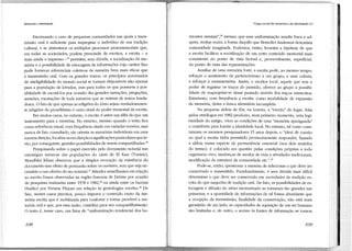 Memória e identidade

Excetuando o caso de pequenas comunidades nas quais a transmissão oral é suficiente para impregnar o indivíduo de sua tradição
cultural, e se abstraímos os múltiplos processos protomemoriais que,
em todas as sociedades, podem prescindir de escritos, a escrita - e
maís ainda o impresso - 15 permitiu, sem dúvida, a socialização da memória e a possibilidade de estocagem de informações cujo caráter fixo
pode fornecer referenciais coletivos de maneira bem mais eficaz que
a transmíssão oral. Com os grandes textos, os princípios autorizados
de inteligibilidade do mundo social se tomam disponíveis não apenas
para a população de letrados, mas para todos os que possuem a possibilidade de escutá-los por ocasião das grandes narrações, pregações,
sermões, exortações de toda natureza que se nutrem de textos fundadores. O fato de que apenas as religiões do Uvro sejam verdadeiramente religiões do proselitismo é outro sinal do poder memorial da escrita.
Em muitos casos, no entanto, o escrito é antes um álibi do que um
instrumento para a memória. No entanto, mesmo quando o texto fica
como referência visual, com frequência citado em variadas versões, mas
nunca de fato consultado, ele orienta as memórias individuaís em uma
mesma direção, focaliza-as em direção a significações particulares que terão, por conseguinte, grandes possibilidades de serem compartilhadas. 16
Pesquisando sobre o papel exercido pelo documento notarial nas
estratégias retóricas das populações do oásis de El Ksar (Tunísia),
Mondhler Kilani observou que a simples evocação da existência do
documento tem efeito de persuasão sobre os ouvintes, sem que seja necessário o uso efetivo do ato notarial 17 Atitudes semelhantes em relação
ao escrito foram observadas na região francesa de Drôme por ocasião
de pesquisas realizadas entre 1978 e 1982,18 ou ainda entre os barmas
(Sudão) por Viviana Pâques em relação às genealogias escritas 19 De
fato, nesses casos precisos, pouco importa o conteúdo exato da memória escrita que é mobilizada para confortar e tomar provável a memória oral e que, por essa razão, contribui para seu compartilhamento.
O texto é, nesse caso, um fator de "uniformização tendencial dos ho-

108

O jogo social da memória e da identidade (1)

rizontes mentais" / 0 mesmo que essa uniformização resulte fraca e adquira, muitas vezes, a forma daquilo que Benedict Anderson denomina
comunidade imaginada. Podemos, então, levantar a hipótese de que
a escrita facilitou a socialização de um certo conteúdo memorial maís
consistente do ponto de vista factual e, provavelmente, superficial,
do ponto de vista das representações.
Auxiliar de uma memória forte, a escrita pode, ao mesmo tempo,
reforçar o sentimento de pertencimento a um grupo, a uma cultura,
e reforçar a metamemória. Assim, o escritor local, aquele que tem o
poder de registrar os traços do passado, oferece ao grupo a possibilidade de reapropriar-se desse passado através dos traços transcritos.
Entretanto, com frequência a escrita, como modalidade de expansão
da memória, deixa a busca identitária incompleta.
Na pequena aldeia de Eix, na Lorena, a "escrita" do lugar, feita
pelos etnólogos em 1982 produziu, num primeiro momento, uma legitimídade do antigo, criou as condições de uma "memória apaziguada"
e contribuiu para fundar a identidade local. No entanto, tal como constataram os mesmos pesquisadores 15 anos depois, o "ideal de coesão
ao qual a escrita tinha permitido provisoriamente responder, fixando
a aldeia numa espécie de permanência essencial (nos dois sentidos
do termo), é colocado em questão pelas condições próptias a todo
organismo vivo: mudanças de modos de vida e atividades tradicionais,
modificação da estrutura da comunidade etc.". 21
Pode-se, então, questionar a maneira de selecionar o que deve ser
conservado e transmitido. Paradoxalmente, é sem dúvida mais difícil
determínar o que deve ser conservado em sociedades de tradição esctita do que naquelas de tradição oral. De fato, as possibilidades de estocagem e difusão do saber memorizado se tornaram tão grandes nas
primeiras, e a quantidade de informações de tal forma abundante que
a recepção da transmíssão, finalidade da conservação, não está mais
garantida: de um lado, as capacidades de aquisição de um ser humano
são limítadas e, de outro, o acesso às fontes de informação se tomou

109

 