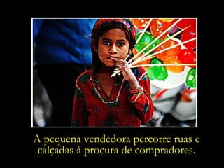 A pequena vendedora percorre ruas e calçadas à procura de compradores. 