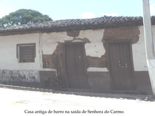 Casa antiga de barro na saída de Senhora do Carmo. 