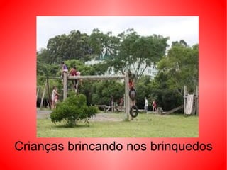 Crianças brincando nos brinquedos 