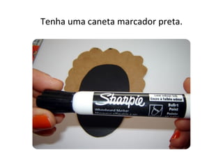 Tenha uma caneta marcador preta.
 