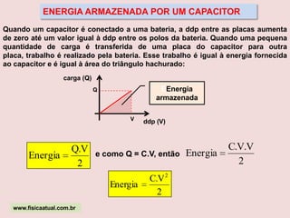 A) Associação em paralelo:www.fisicaatual.com.brDois ou mais capacitores estão associados em paralelo quando seus terminais estão ligados aos mesmos nós e, conseqüentemente, sujeitos à mesma diferença de potencial V.Na figura, os capacitores estão com seus terminais ligados aos mesmos nós A e B.Conectando os nós A e B aos terminais da pilha, os capacitores ficam sujeitos à mesma ddp Ve, se suas capacidades eletrostáticas forem diferentes, adquirem cargas elétricas Q1e Q2 diferentes entre si. As armaduras ligadas ao nó A cedem elétrons para a pilha e as ligadas ao nó B recebem elétrons da pilha, de modo que a carga elétrica total movimentada pela pilha, das armaduras positivas para as negativas, é igual à soma das cargas Q1 e Q2, até atingido o equilíbrio eletrostático.Portanto, concluímos que:– a carga elétrica Q armazenada na associação é igual à soma das cargas elétricas armazenadas em cada capacitor : Q = Q1 + Q2  – essa carga elétrica é igual à quantidade de carga elétrica  movimentada pela pilha das armaduras positiva para as negativas dos capacitores da associação;– por ser uma associação em paralelo, a ddp Vnos terminais Ae Bda associação é a mesma para todos os capacitores.