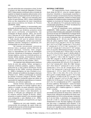 406

que são atribuídas aos compostos a-citral, â-citral
e mirceno do óleo essencial (Negrelle & Gomes,
2007). Estes estudos contribuem para a inclusão da
espécie na relação de espécies selecionadas como
promissoras ao desenvolvimento de fármacos no
Brasil (Carlini et al., 1986) e à sua indicação para
cultivo no país (Gomes, 2001), onde é classificado
entre as dez especiarias de maior importância
agro-sócio-econômica do Estado do Paraná
(SEAB/PR, 2000).
O cultivo orgânico é recomendado para
produção de plantas para fins medicinais (Brasil,
2006), embora sua dinâmica produtiva ainda
seja pouco conhecida, principalmente, nas
condições do Brasil (Gomes, 2001). De acordo
com o Decreto Nº 6.323 (Brasil, 2007), sistema
orgânico de produção agropecuária refere-se
a “todo aquele em que se adotam técnicas
específicas empregando, sempre que possível,
métodos culturais, biológicos e mecânicos, em
contraposição ao uso de materiais”.
No manejo convencional, procura-se
eliminar toda e qualquer planta diferente da
cultura (daninhas, invasoras, mato, pragas,
inços ou espontâneas) por meio de estratégias
químicas, mecânicas ou biológicas, enquanto no
manejo orgânico, exclui-se o controle químico no
manejo destas plantas, priorizando-se técnicas
culturais, como plantio direto, cobertura morta e
revolvimento mínimo do solo (Feiden, 2001).
Os materiais mais utilizados para cobertura
morta do solo são palhas, folhas, serragens e
materiais sintéticos (plástico, papéis e metais),
atribuindo-se a esta prática benefícios físicos
(Bortoluzzi & Eltz, 2000), químicos (Rosolem et
al., 2006) e biológicos ao solo (Cordeiro et al.,
2004), redução na incidência de pragas e doenças
(Theisen et al., 2000) e contribuição ao controle
de plantas invasoras (Vargas & Roman, 2004).
Contudo, pouco é conhecido sobre seu efeito na
supressão da vegetação espontânea ou invasora,
sobretudo, em cultivos orgânicos.
Outras formas adequadas ao controle
de plantas invasoras no manejo orgânico são a
capina e a roçada, as quais requerem mais mão
de obra, sendo que a capina pode contribuir
para erosão por deixar o solo descoberto, ou
facilitar a infecção por patógenos por danos
no sistema radicial (Vargas & Roman, 2004),
enquanto a roçada mantem uma camada vegetal
viva protegendo o solo (Matheis et al., 2006),
diminuindo competição, principalmente, por água
e nutrientes.
Objetivou-se com este trabalho, avaliar
componentes de produção de capim limão em
função de técnicas de controle de plantas invasoras
em cultivo orgânico e convencional.

MATERIAL E MÉTODOS
Os experimentos foram instalados em
duas áreas de 300 m2, uma em manejo orgânico
(insumos industriais e mecanização ausentes) e
outra em manejo convencional (insumos industriais
e mecanização presentes). Ambas as áreas foram
instaladas na unidade de apoio à pesquisa da UENF,
sediada no município de Campos dos Goytacazes
– RJ, com altitude de 14 m acima do nível do mar e
coordenadas geográficas, 21º19’23’’ de latitude Sul
e 41º10’40’’ de longitude Oeste.
O solo foi classificado como cambissolo
(EMBRAPA, 1999) eutrófico, cujas características
químicas determinadas pelo Laboratório de Análises
Químicas de Solo da FUNDENOR (Fundação Norte
Fluminense de Desenvolvimento Regional, Campos
dos Goytacazes, RJ), em amostras coletadas nas
profundidades de 0 – 20 cm e de 20 – 30 cm na
área de cultivo orgânico foram, respectivamente:
pH: 6,3 e 6,3; P2O5 (mg.dm-3): 9 e 10; Ca+2 (mmolc.
dm-3): 42,7 e 41,5; Mg+2 (mmolc.dm-3): 75,5 e 54,5;
K+1 (mmolc.dm-3): 2,7 e 2,7; Na+1 (mmolc.dm-3): 1,5
e 2,3; Al+3 (mmolc.dm-3): 0,0 e 0,0; H+1+Al+3 (mmolc.
dm-3): 31,4 e 29,2; SB trocáveis (mmolc.dm-3): 122,4
e 101,0; CTC (mmolc.dm-3): 153,8 e 130,2; V (%): 80;
78; m (%): 0,0 e 0,0; M.O. (g.dm-3): 29,83 e 29,83; C
(g.dm-3): 17,3 e 17,3; Fe+2 (mg.dm-3): 52,72 e 57,96;
Cu+2 (mg.dm-3): 1,62 e 1,66; Zn+2 (mg.dm-3): 3,41 e
3,40; Mn+2 (mg.dm-3): 32,08 e 29,68; B (mg.dm-3):
0,50 e 0,40; S-SO (mg.dm-3): 7 e 13; e na área de
cultivo convencional: pH: 6,6 e 6,2; P2O5 (mg.dm-3):
8 e 7; Ca+2 (mmolc.dm-3): 46,6; 45,1; Mg+2 (mmolc.
dm-3): 65,5; 53,5; K+1 (mmolc.dm-3): 2,6 e 1,5; Na+1
(mmolc.dm-3): 2,6 e 2,9; Al+3 (mmolc.dm-3): 0,0 e
0,0; H+1+Al+3 (mmolc.dm-3): 30,2 e 33,1; SB trocáveis
(mmolc.dm-3): 117,3 e 103,0; CTC (mmolc.dm-3):
147,5 e 136,1; V (%): 80 e 76; m (%): 0,0 e 0,0;
M.O. (g.dm-3): 33,96 e 28,96; C (g.dm-3): 19,7 e 16,8;
Fe+2 (mg.dm-3): 47,86 e 61,05; Cu+2 (mg.dm-3): 1,78
e 1,88; Zn+2 (mg.dm-3): 4,51 e 4,14; Mn+2 (mg.dm-3):
39,68 e 34,13; B (mg.dm-3): 0,42 e 0,49; S-SO (mg.
dm-3): 6 e 15; considerando-se CTC = capacidade
de troca catiônica; SB trocáveis = soma de bases
trocáveis; V = saturação por bases; m = saturação
por alumínio; MO = matéria orgânica; C = carbono;
S-SO = enxofre.
As mudas de capim limão foram obtidas
por divisão de touceiras de clone único, cultivado no
mesmo local, utilizando-se perfilhos de raízes nuas,
padronizados com 30 cm acima da base, mantendose 3 cm do limbo, e plantados no espaçamento
de 0,30 x 0,60 m, enterrando-se o terço basal
diretamente no solo. Na área orgânica, em pousio
por dois anos, a vegetação local (Quadro 1) foi
mantida na altura de seis centímetros acima do nível
do solo com roçadeira costal, efetuando-se plantio
direto das mudas. Na área convencional, em cultivo

Rev. Bras. Pl. Med., Campinas, v.15, n.3, p.405-414, 2013.

 