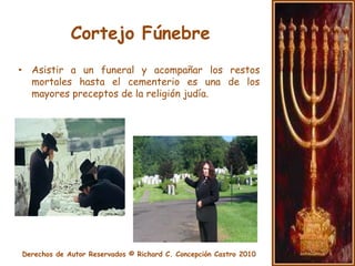Cortejo FúnebreAntes de salir del cementerio, los avelim, (enlutados) deben recibir el primer consuelo, como símbolo del comienzo del período de shiva. Los dolientes se sientan en un banco bajo, mientras los asistentes pasan delante de ellos y pronuncian las palabras de consuelo tradicional: “Que Dios les de consuelo junto a los dolientes del Pueblo de Israel y no sepan más de dolor”.