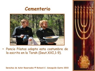 Shiva / Luto JudíoAl volver del cementerio, los familiares de luto se sacan los zapatos y se sientan en sillas bajas o en el piso. La primer comida de los deudos, debe ser proporcionada por sus vecinos o amigos y no debe componerse de alimentos que se encuentren en la casa de quien está de duelo. Los parientes y amigos acostumbran a preparar una comida liviana, para que quienes están de duelo coman algo a la vuelta del cementerio. De hecho, la preparación de esta SeudatHavrahá(comida) es una mitzvá importante y una obligación religiosa.