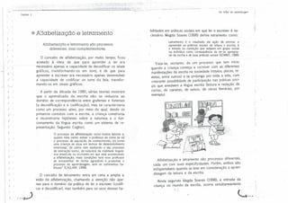 1
1
' l
l (
 ( 1
1
1
1 1
( )
( )
' 1
(_'
(
r' l
( '
1 1
( '
í (
1 i
Capitulo 2
- -- . �-- � ,.f ................... .·..,. ,.. •. -;. o-.•• ,·
., • •
··�- ..__.
@ Alfabetização e letramento
...�
Alfabetização e letramento são processos
diferentes, mas complementares.
O conceito de alfabetização, por muito tempo, ficou
atrelado à ideia de que para aprender a ler era
necessário apenas a capacidade de decodificar os sinais
gráficos, transformando-os em sons, e de que parn
aprender a escrever era necessário apenas desenvolver
a capacidade de codificar os sons da fala, transfor­
mando-os em sinais gráficos.
A partir da década de 1980, varias teorias mostram
que o aprendizado da escrita não se reduziria ao
domínio de correspondência entre grafemas e fonemas
(a decodificação e a codificação), mas se caracterizaria
como um processo ativo, por meio do qual, desde os
primeiros contatos com a escrita, a criança construiria
e reconstruiria hipóteses sobre a natureza e o fun­
cionamento da língua escrita como um sistema de re­
presentação. Segundo Cagliari,
O processo de alfabetização inclui muitos fatores e,
quanto mais ciente estiver o professor de como se dá
o processo de aquisiçao de conhecimento, de como
uma criança se situa em termos de desenvolvimento
emocional, de como vem evoluindo o seu processo
de interação socia!, da natureza da realidade linguís­
tica envolvida no mc-mento em que está acontecendo
a alfabetização, mais condições terá esse professor
de encaminhar de forma agradável e produtiva o
processo de aprendizagem, sem os sofrimentos ha­
bituais" (CAGLIARI. 1998).
O conceito de letramento entra em cena e amplia a
visão de alfabetização, chamando a atenção não ape­
nas para o domínio da prática de ler.e escrever (codifi­
car e decodificar), mas também para os usos dessas ha-
- 4■ • --·· -····-
Na tnlha da apreodi,agem
bitidades em práticas sociais em que ler e escrever é ne­
cessário. Magda Soares (1998) define letramento como:
Letramento é o resultado da ação de ensinar e
apreender as práticas sociais de leitura e escrita; é
o estado ou condição que adquire um grupo social
ou indivíduo como consequência de ter-se apropria­
do da escrita e de suas práticas sociais (SOARES, 1998).
Trata-se, portanto, de um processo que tem início
quando a criança começa a conviver com as diferentes
manifestações de escrita na sociedade <rótulos, placas, re­
vistas, entre outros) e se prolonga por toda a vida, com
crescente possibíLidade de participação nas práticas soci­
ais que envolvem a língua escrita (leitura e redação de
cartas, de convites, de avisos, de obras literárias, por
exemplo).
,;&;
�
lnE
·'· f!.1: ..·. ,, ---·
�::ã'i
. . '
.,.r--...__,...-,
/0
,J't� �
..�.,� ! '.IDf�

��,.( l .�t "
·1·:_:.-.�·
,, ..,
' .. --
u:..-----a
Alfabetização e letramento são processos diferentes,
cada um com suas especificidades. Porém, ambos são
indispensáveis quando se leva em consideração a apren­
dizagem da leitura e da escrita.
Ainda segundo Magda Soares (1998), a entrada da
criança no mundo da escrita, ocorre simultaneamente
-C...
 