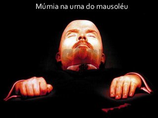 Múmia na urna do mausoléu
 